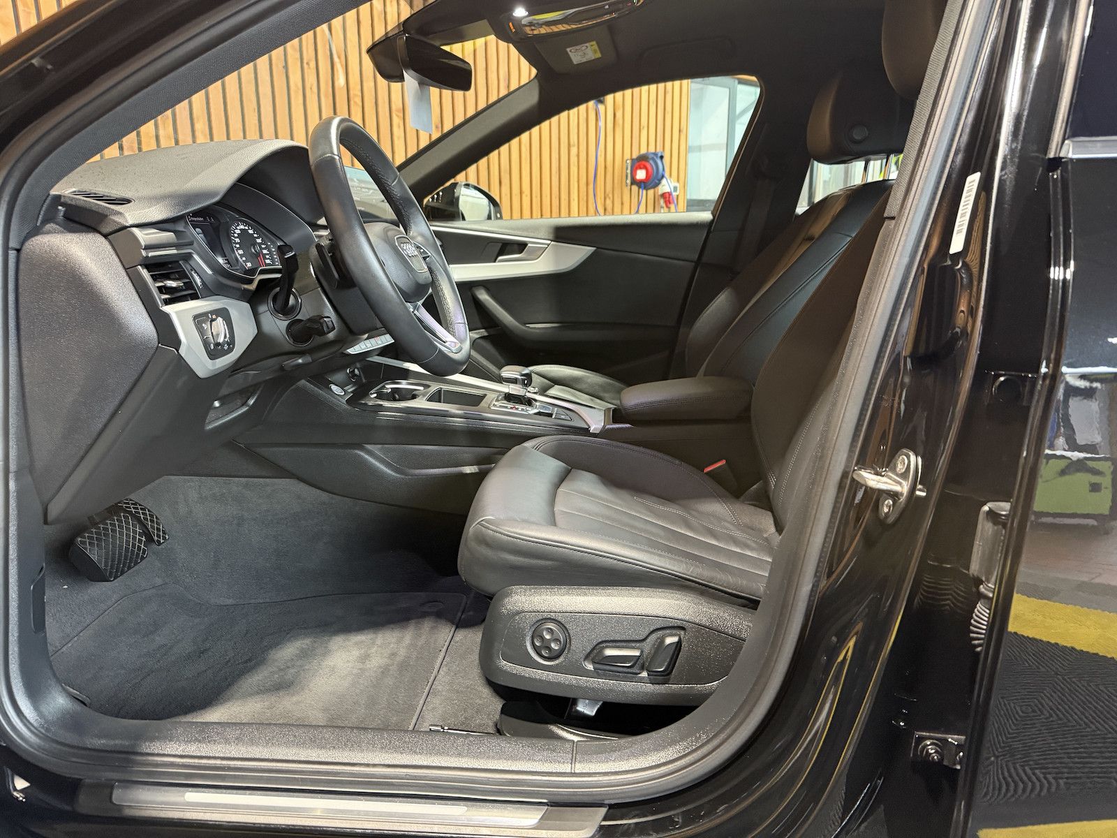 Fahrzeugabbildung Audi A4 Avant adv. TFSI Aut. Navi+*Kam*ACC*LED*Leder