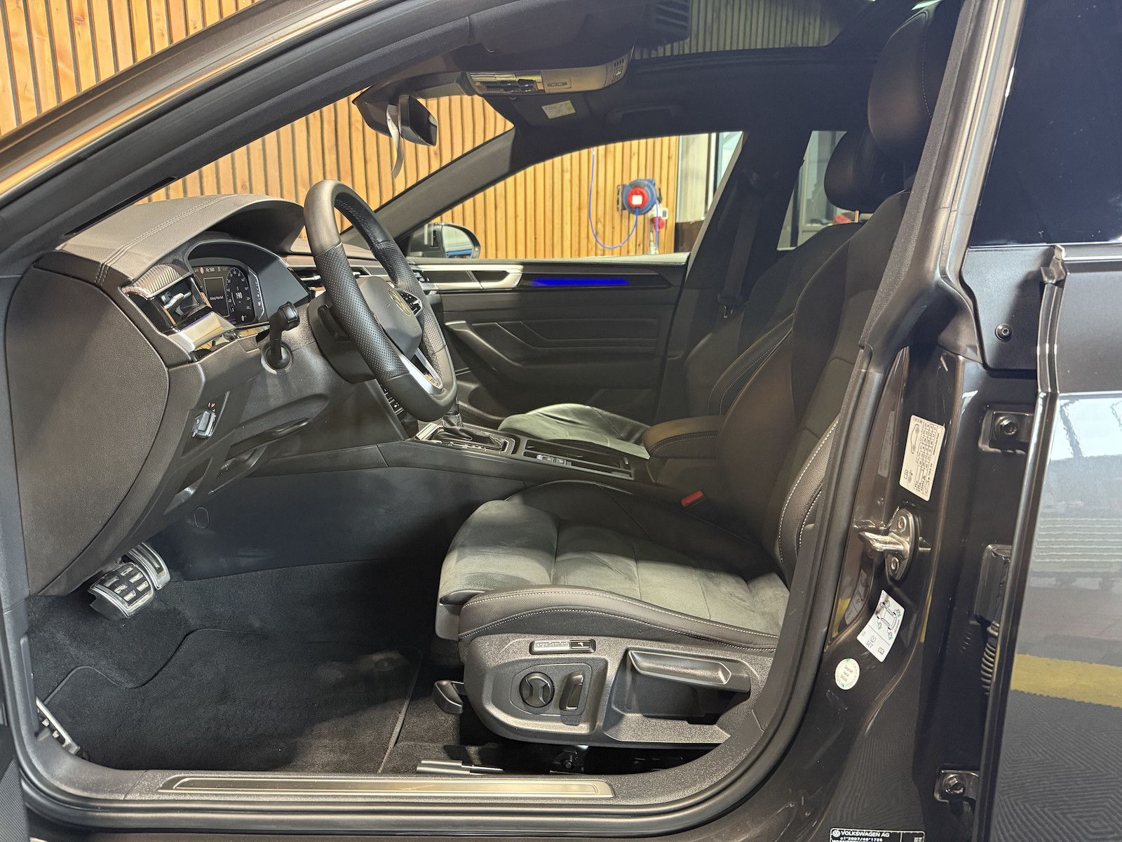 Fahrzeugabbildung Volkswagen Arteon SB.2,0 TSI R-Line *Navi*Kam*Virt*IQ*Pano