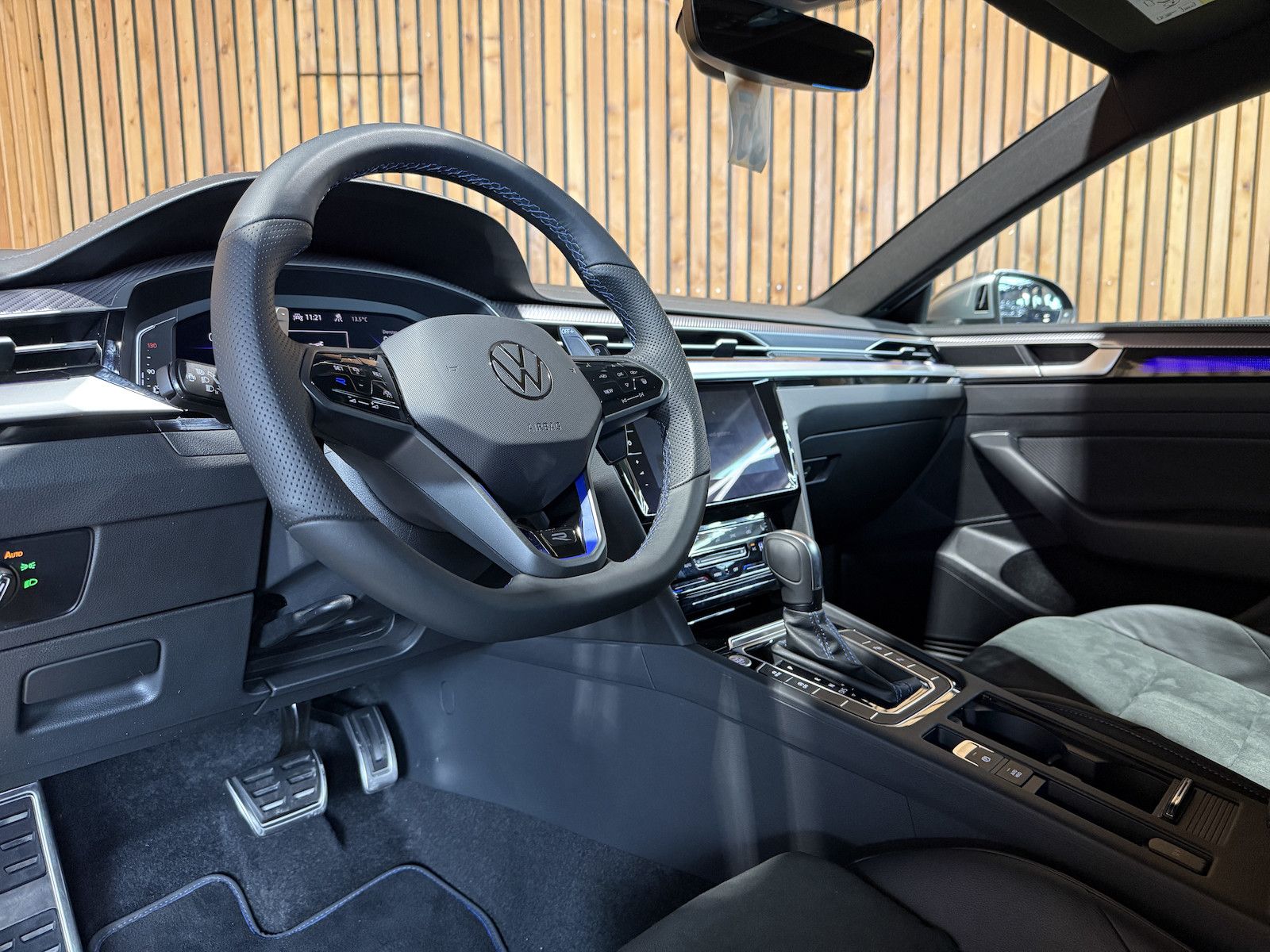 Fahrzeugabbildung Volkswagen Arteon SB. R 4Motion *Navi*Kam*AHK*Keyl.*DCC