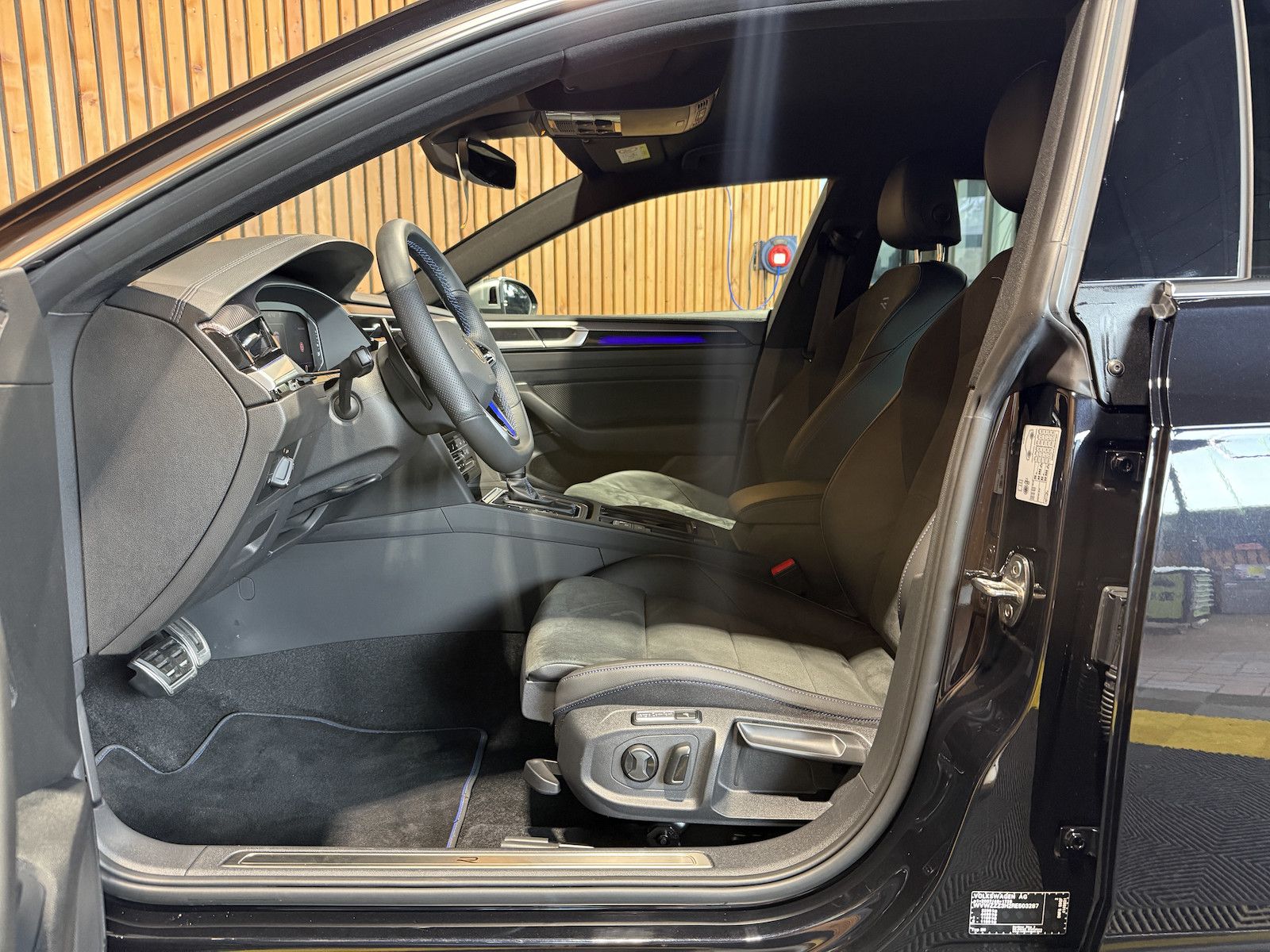 Fahrzeugabbildung Volkswagen Arteon SB. R 4Motion *Navi*Kam*AHK*Keyl.*DCC