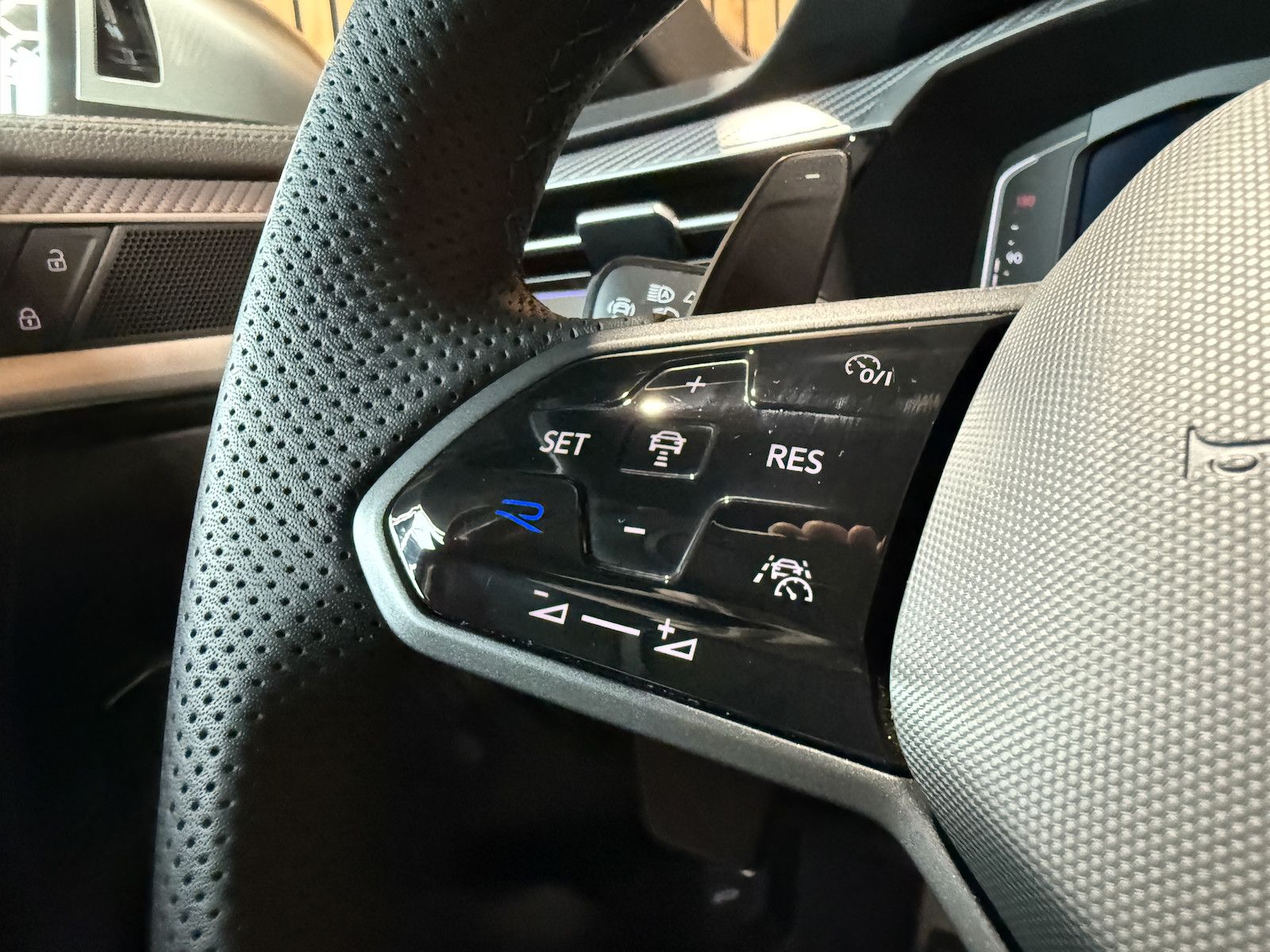 Fahrzeugabbildung Volkswagen Arteon SB. R 4Motion *Navi*Kam*AHK*Keyl.*DCC