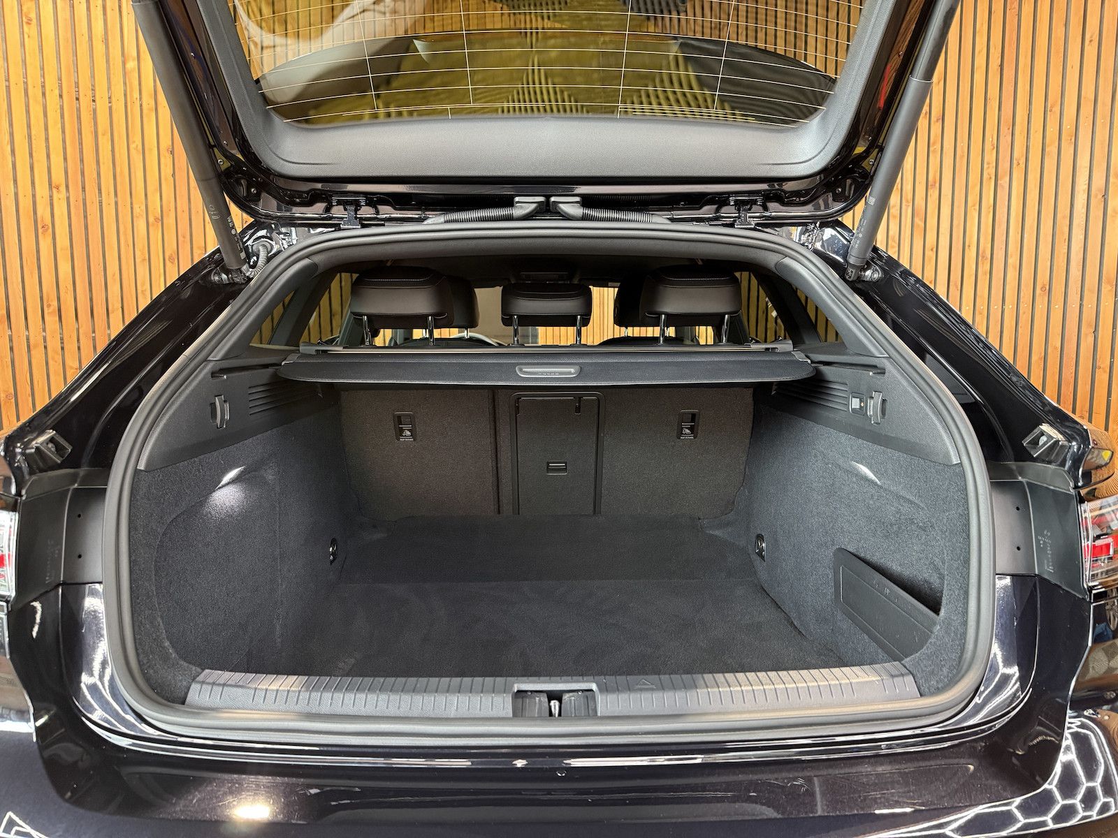 Fahrzeugabbildung Volkswagen Arteon SB. R 4Motion *Navi*Kam*AHK*Keyl.*DCC