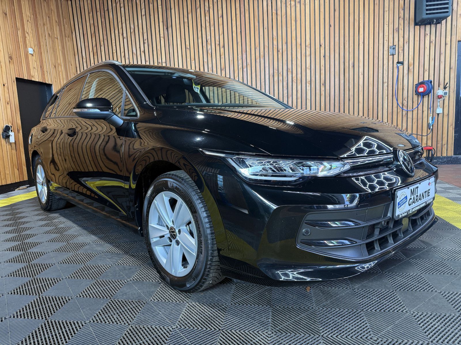 Fahrzeugabbildung Volkswagen Golf Variant 1,5 eTSI Facel. DSG *Navi*AHK*Head*