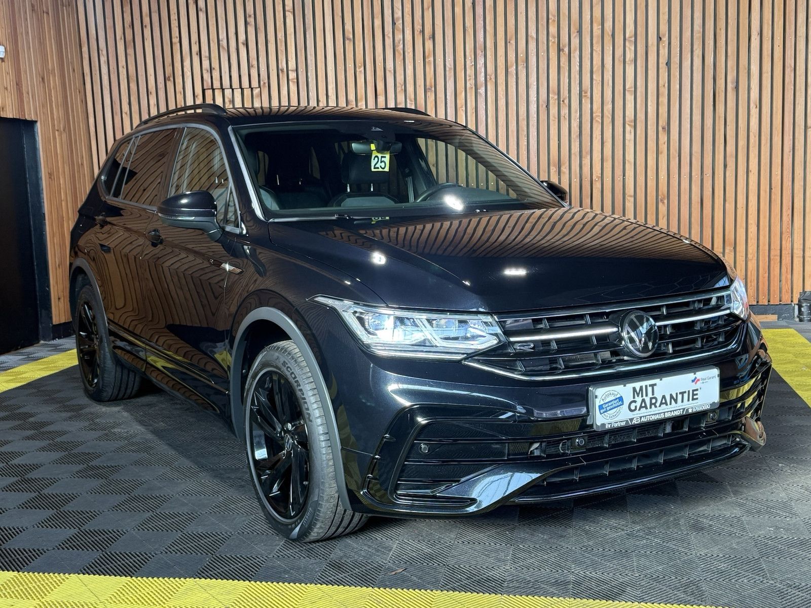 Fahrzeugabbildung Volkswagen Tiguan Allspace 2,0 TSI R Line Black 4M *Matrix*