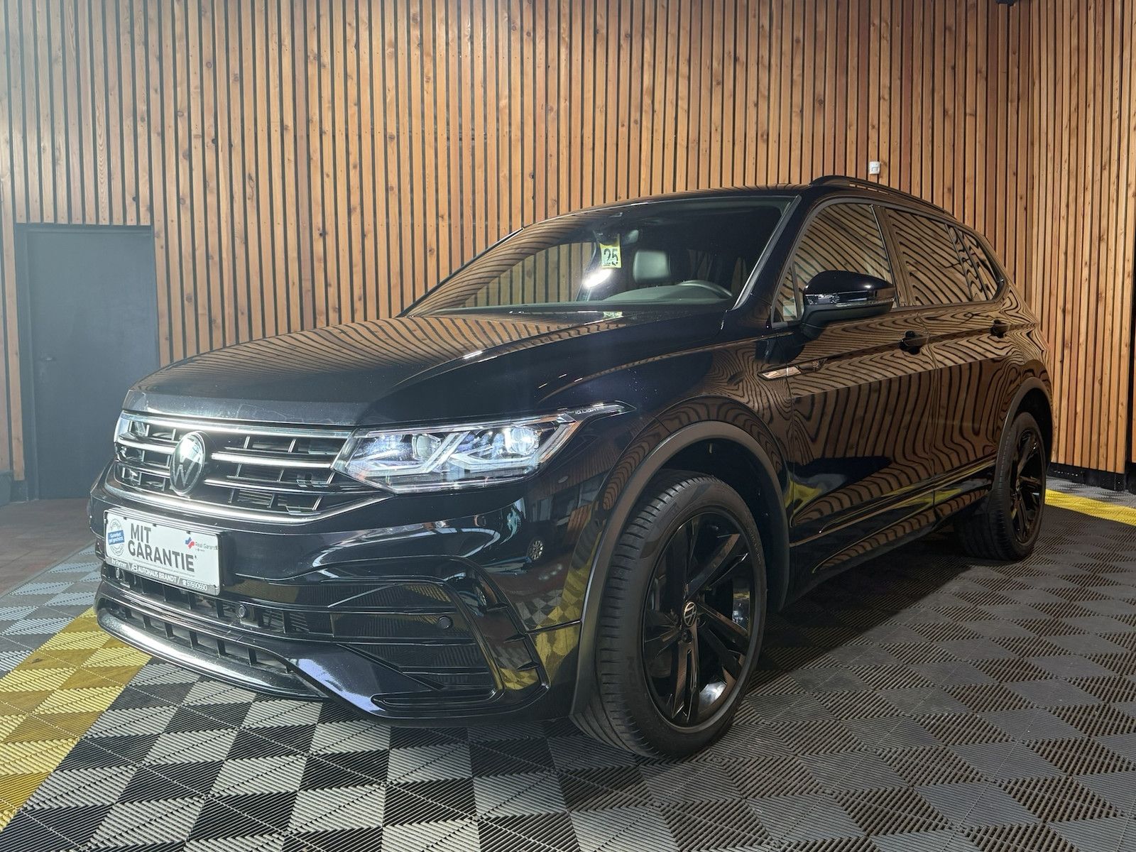 Fahrzeugabbildung Volkswagen Tiguan Allspace 2,0 TSI R Line Black 4M *Matrix*