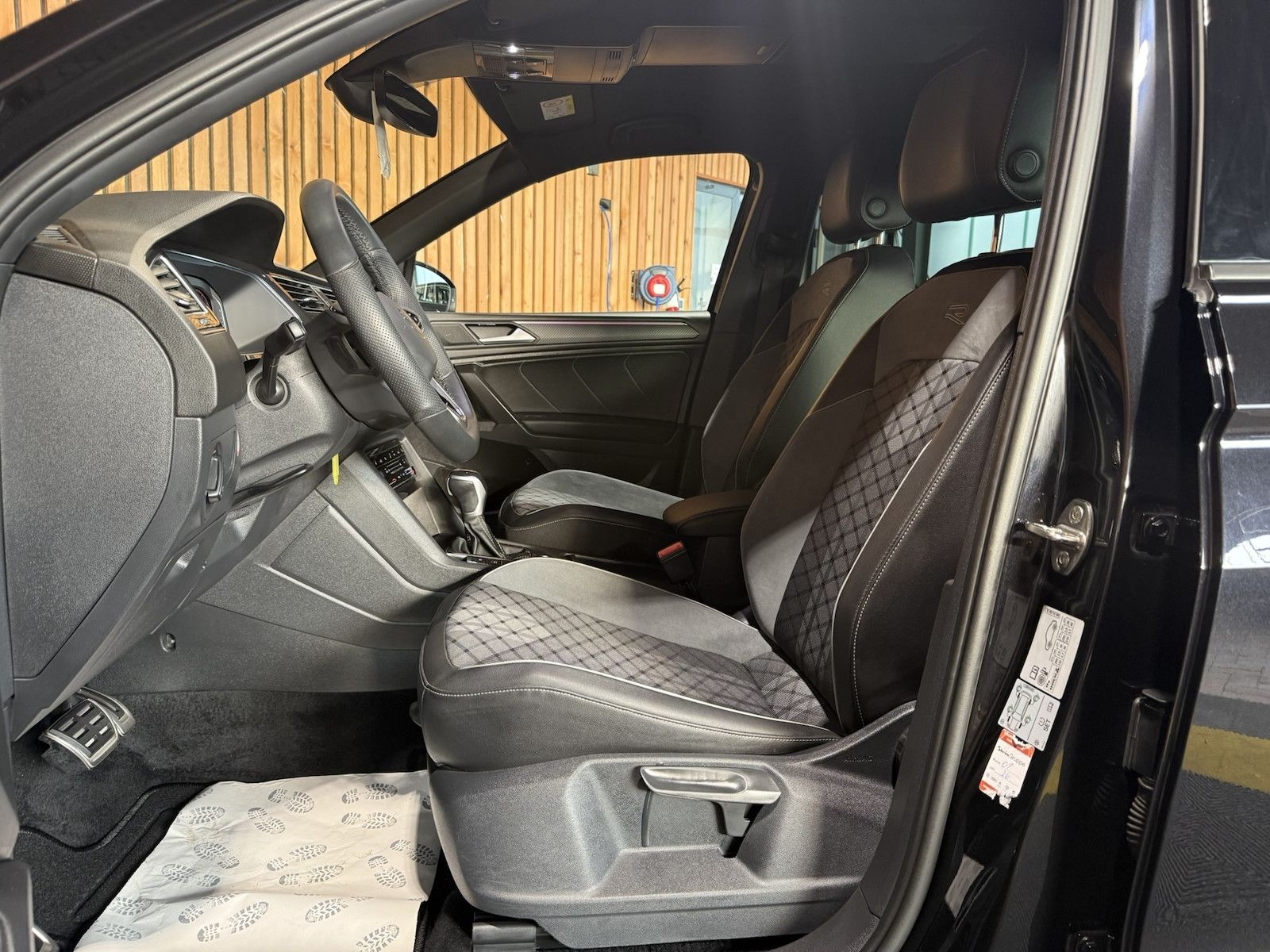 Fahrzeugabbildung Volkswagen Tiguan Allspace 2,0 TSI R Line Black 4M *Matrix*