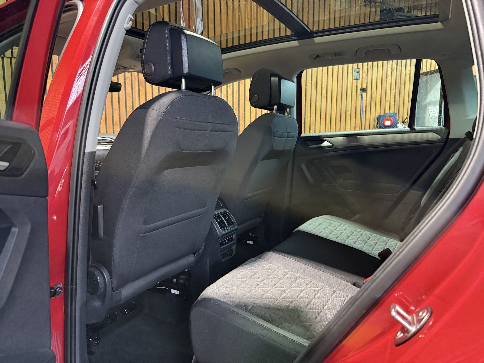 Fahrzeugabbildung Volkswagen Tiguan 2,0 TSI 4Motion DSG Navi*ACC*LED*AHK*Pano