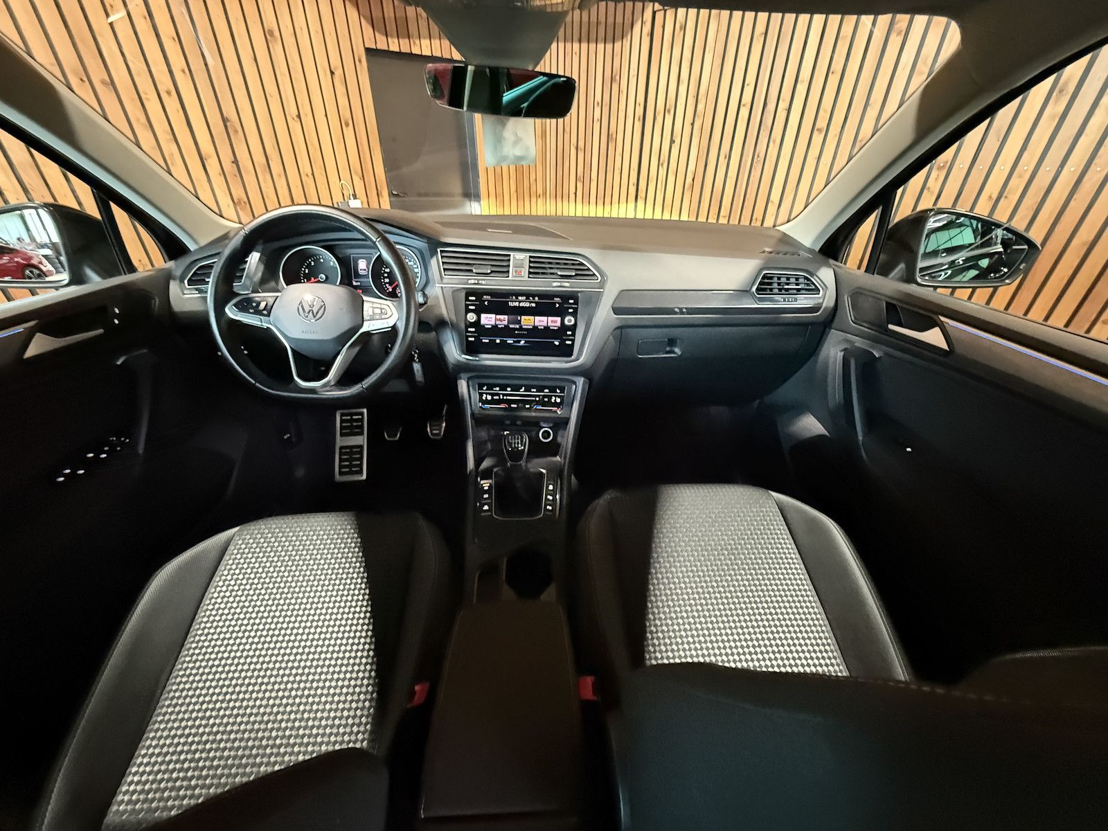 Fahrzeugabbildung Volkswagen Tiguan 1,5 TSI Active *Navi*Kam*ACC*LED*Ambiente