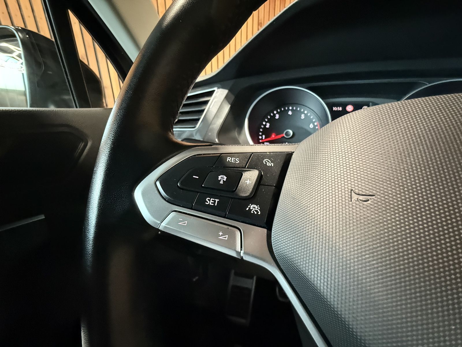 Fahrzeugabbildung Volkswagen Tiguan 1,5 TSI Active *Navi*Kam*ACC*LED*Ambiente