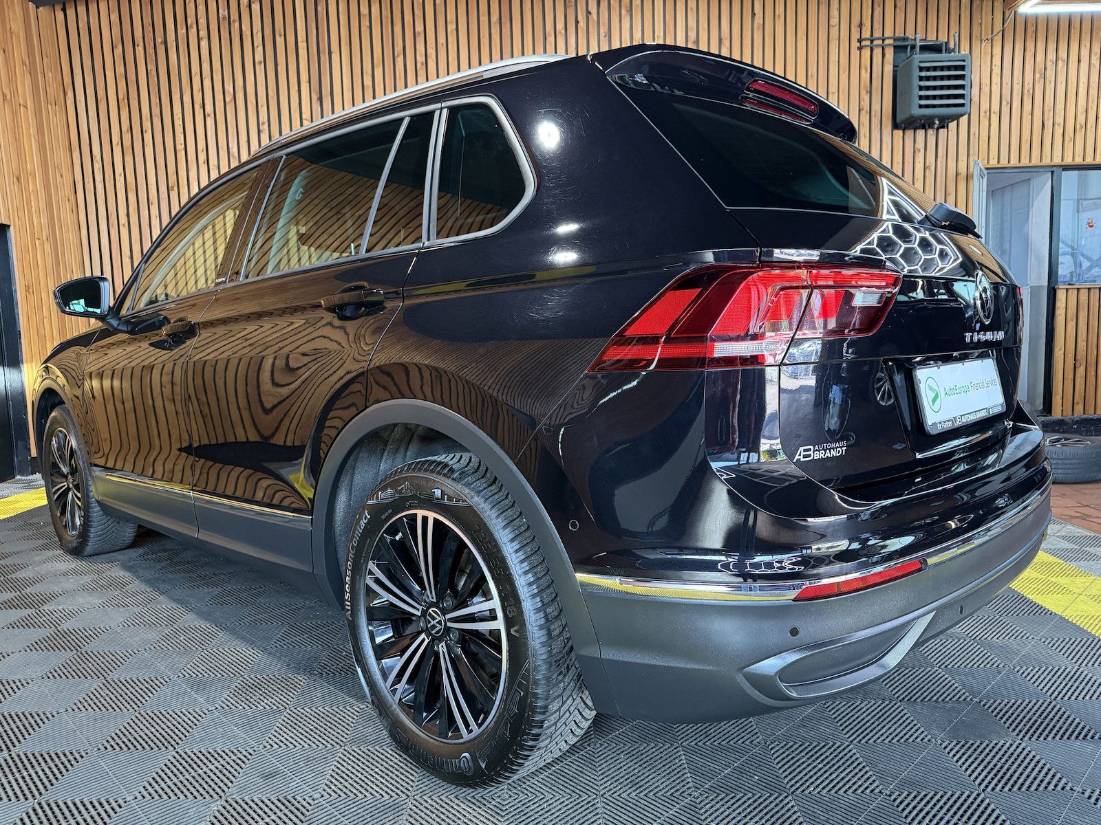Fahrzeugabbildung Volkswagen Tiguan 1,5 TSI Active *Navi*Kam*ACC*LED*Ambiente