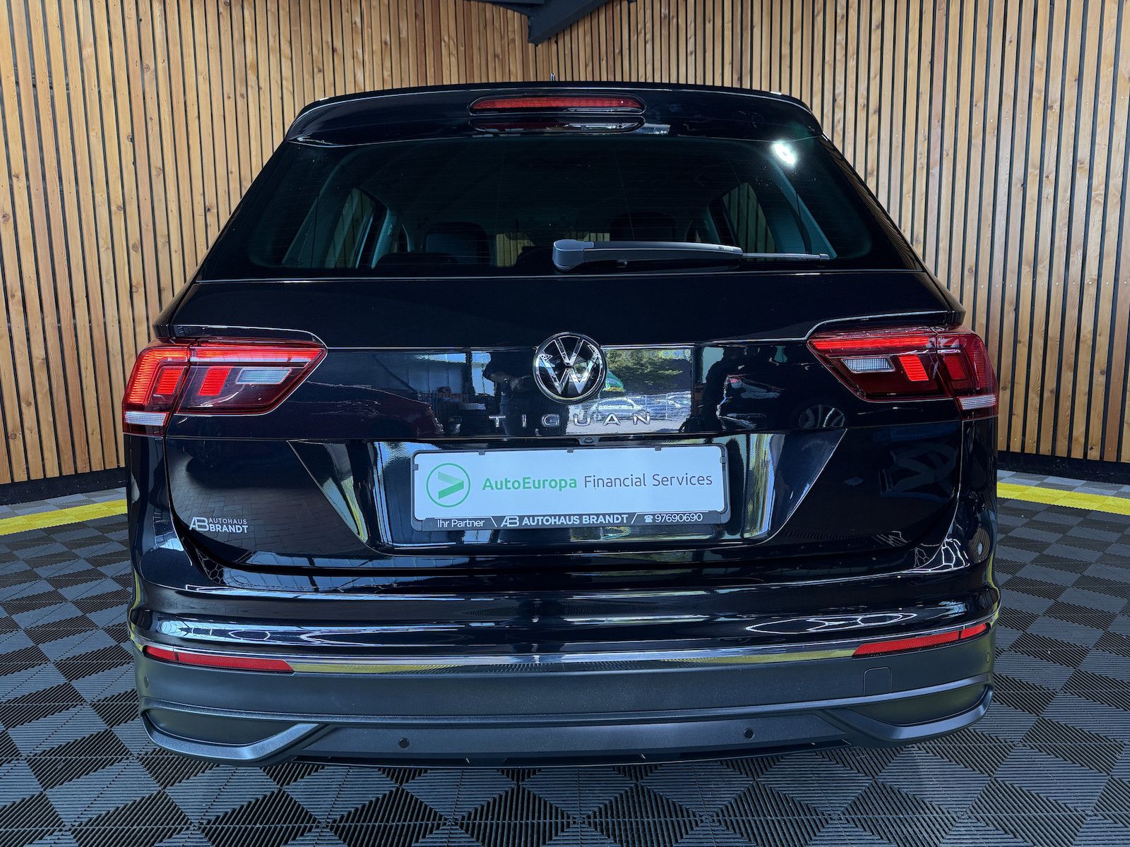 Fahrzeugabbildung Volkswagen Tiguan 1,5 TSI Active *Navi*Kam*ACC*LED*Ambiente