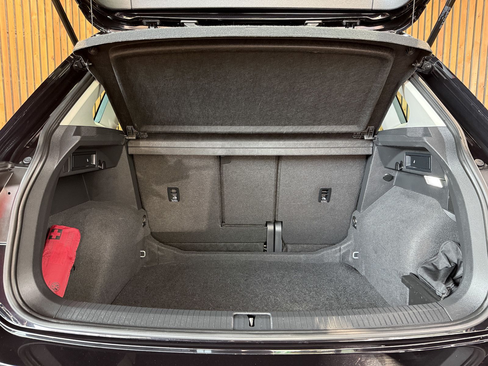 Fahrzeugabbildung Volkswagen Tiguan 1,5 TSI Active *Navi*Kam*ACC*LED*Ambiente