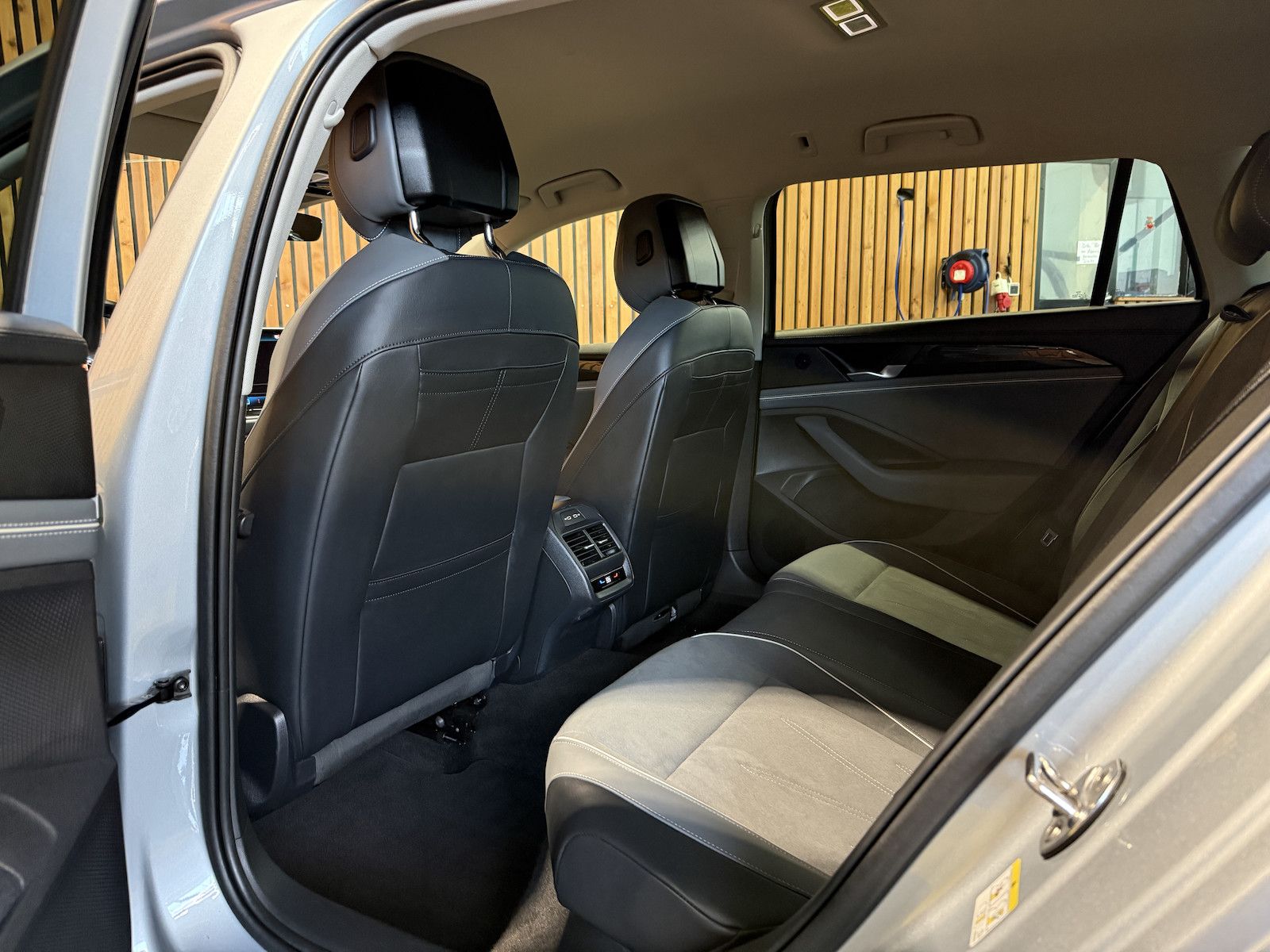 Fahrzeugabbildung Volkswagen Passat Variant 2,0 TDI DSG Navi*AHK*360°*LED*App