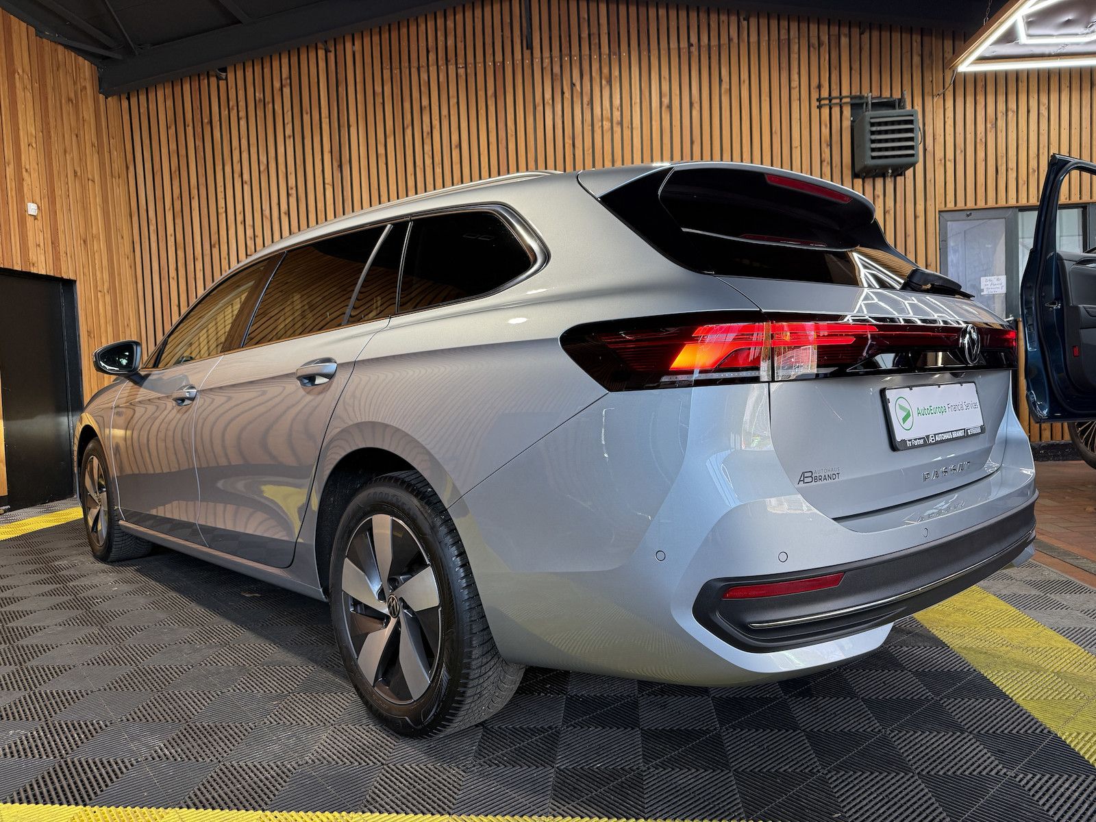 Fahrzeugabbildung Volkswagen Passat Variant 2,0 TDI DSG Navi*AHK*360°*LED*App