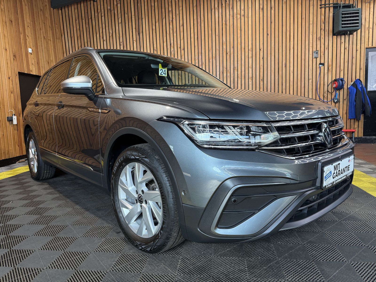 Fahrzeugabbildung Volkswagen Tiguan Allspace 2,0 TDI DSG *Navi*Kam*Matrix*AHK