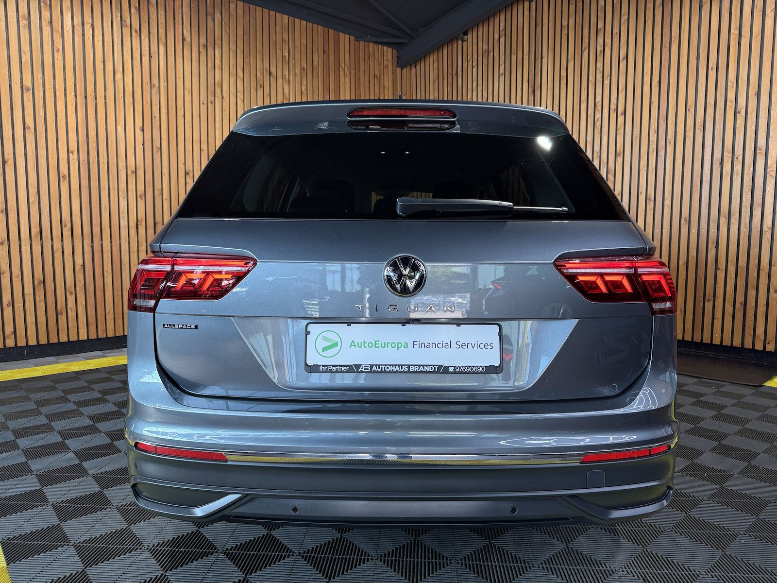 Fahrzeugabbildung Volkswagen Tiguan Allspace 2,0 TDI DSG *Navi*Kam*Matrix*AHK