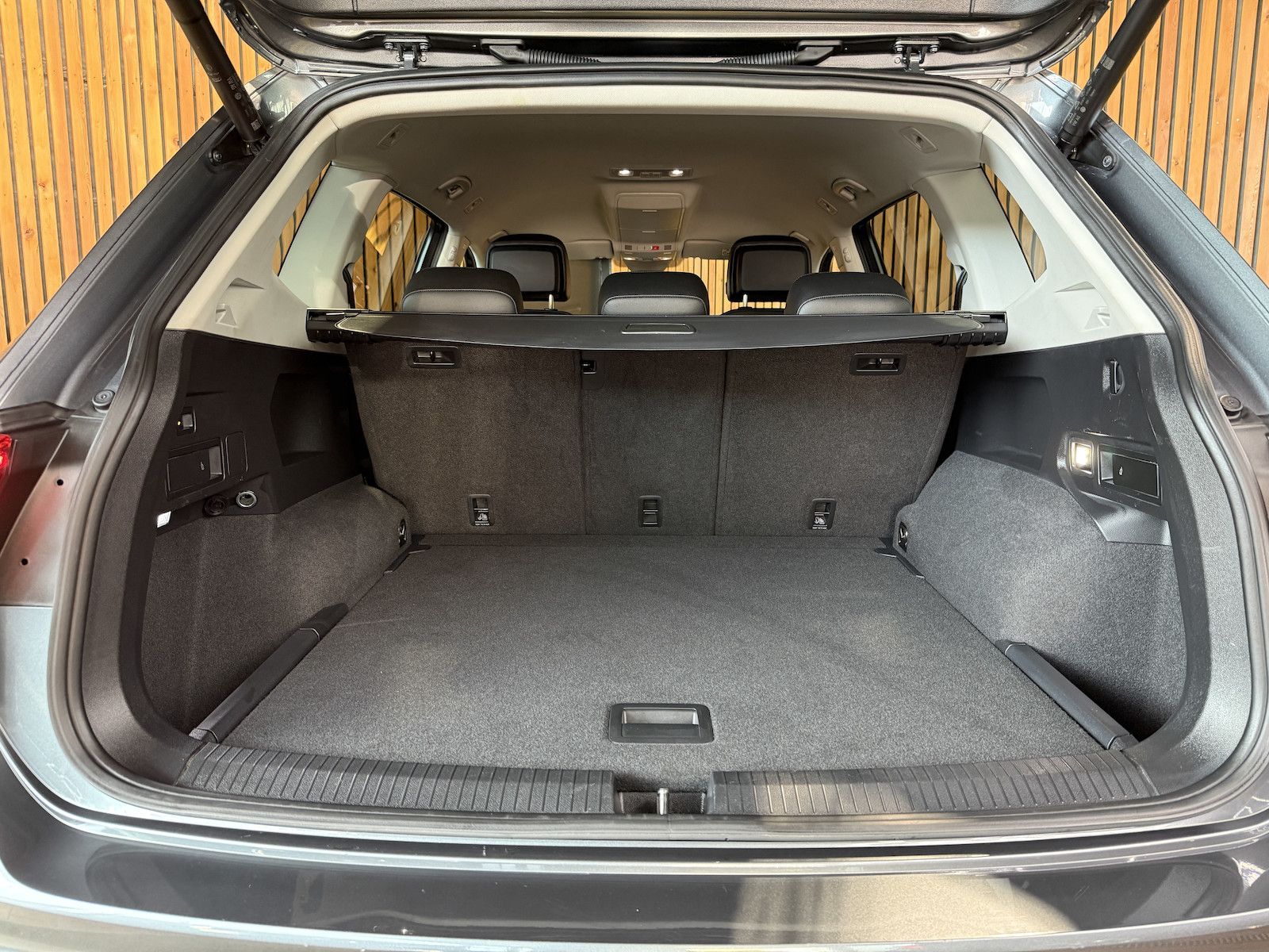 Fahrzeugabbildung Volkswagen Tiguan Allspace 2,0 TDI DSG *Navi*Kam*Matrix*AHK