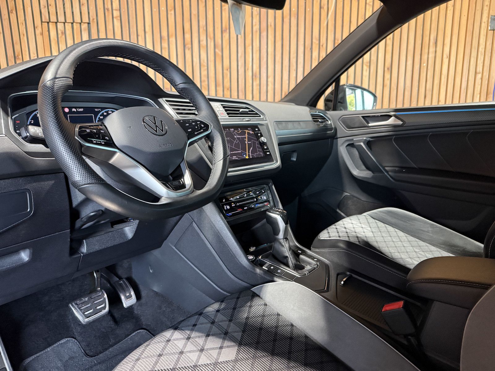 Fahrzeugabbildung Volkswagen Tiguan TSI DSG R-Line *Navi*ACC*LED*AHK*Keyless*