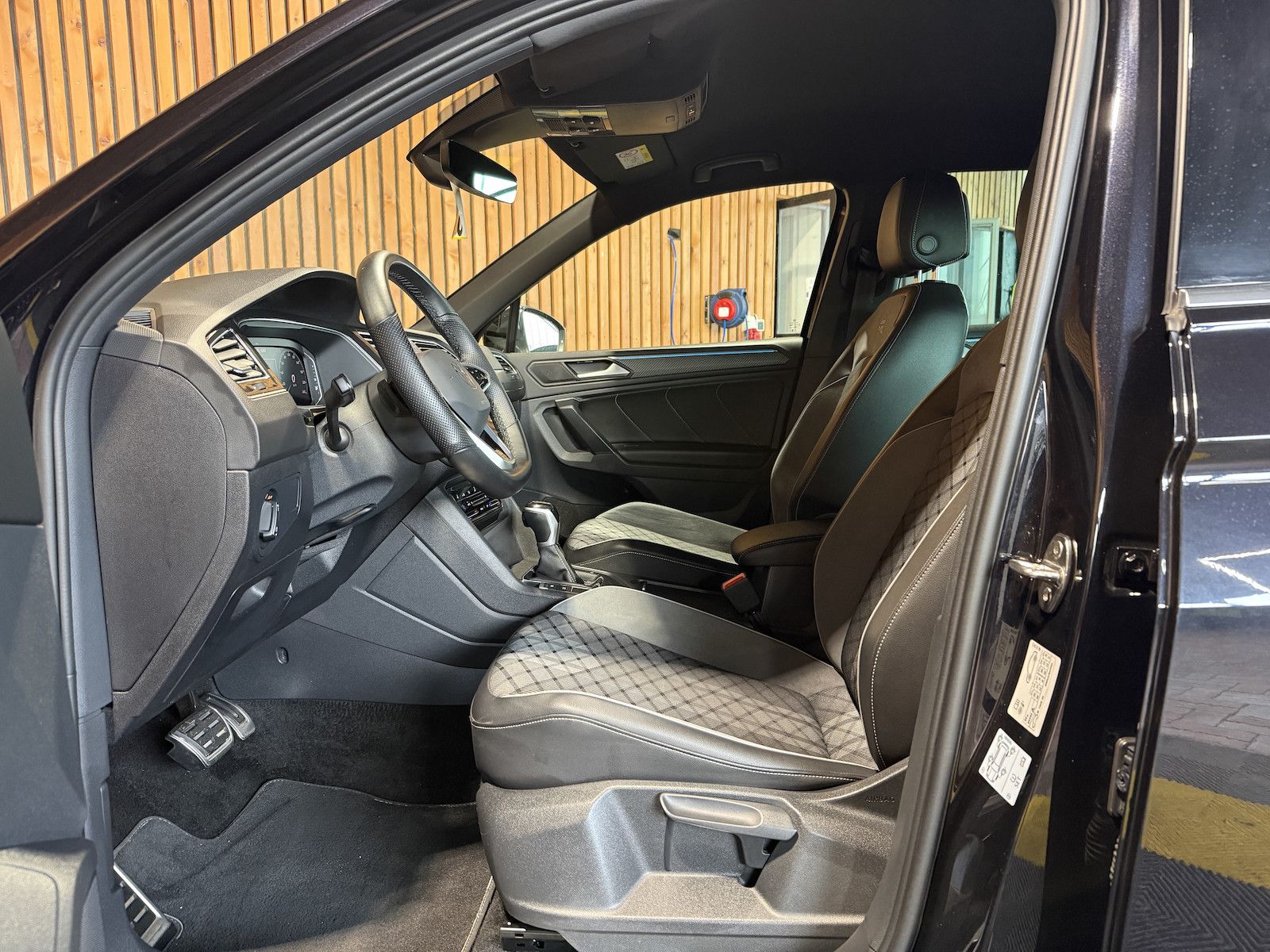 Fahrzeugabbildung Volkswagen Tiguan TSI DSG R-Line *Navi*ACC*LED*AHK*Keyless*