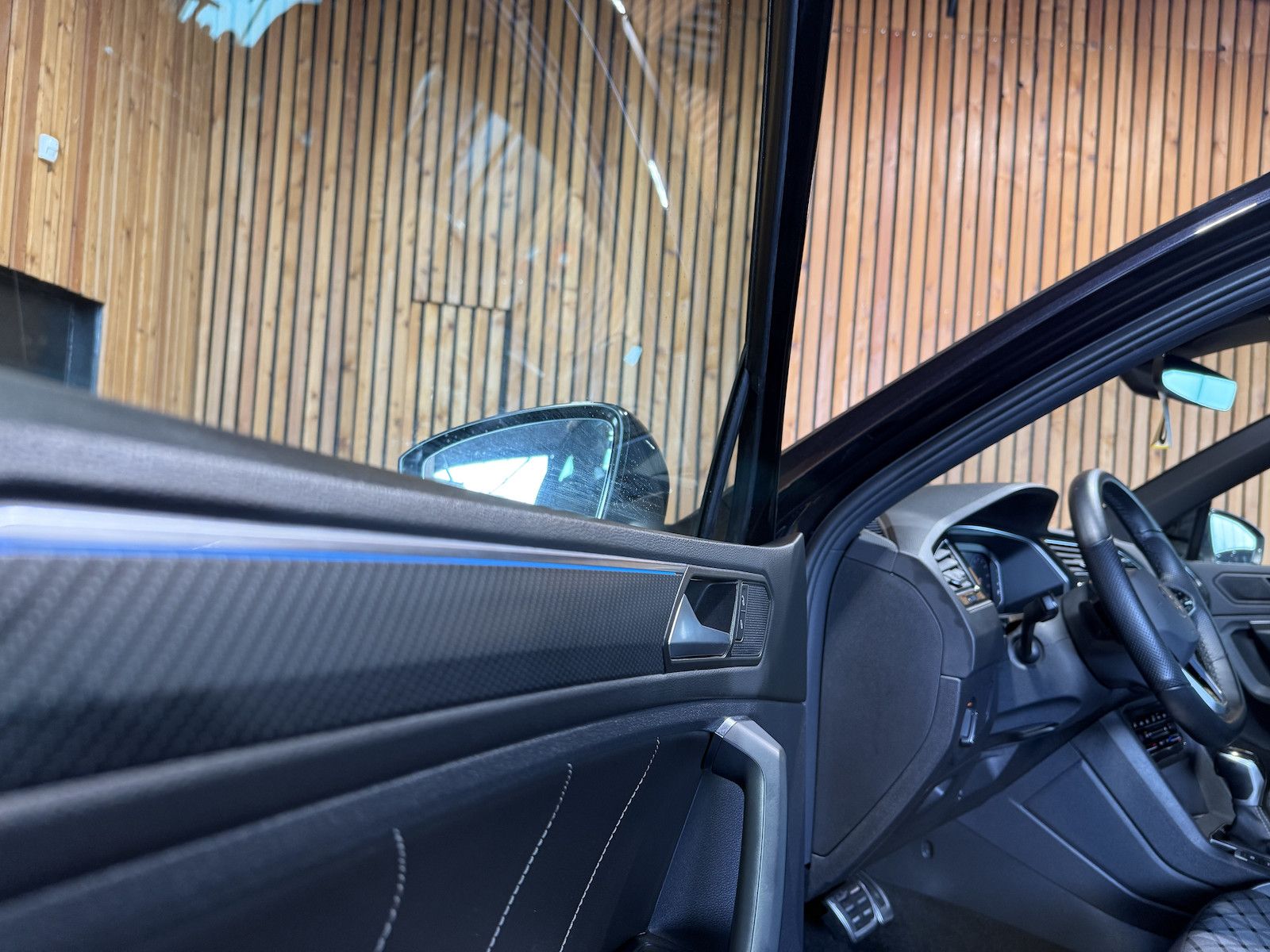 Fahrzeugabbildung Volkswagen Tiguan TSI DSG R-Line *Navi*ACC*LED*AHK*Keyless*