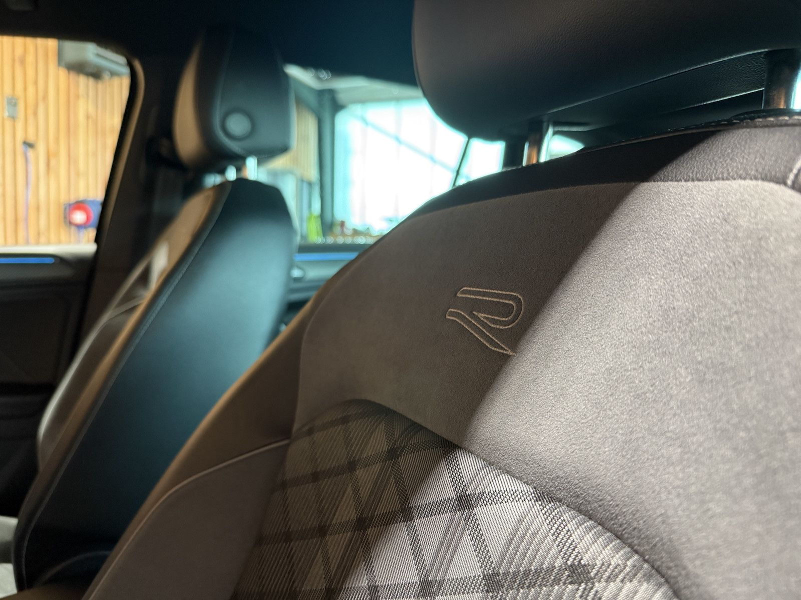 Fahrzeugabbildung Volkswagen Tiguan TSI DSG R-Line *Navi*ACC*LED*AHK*Keyless*