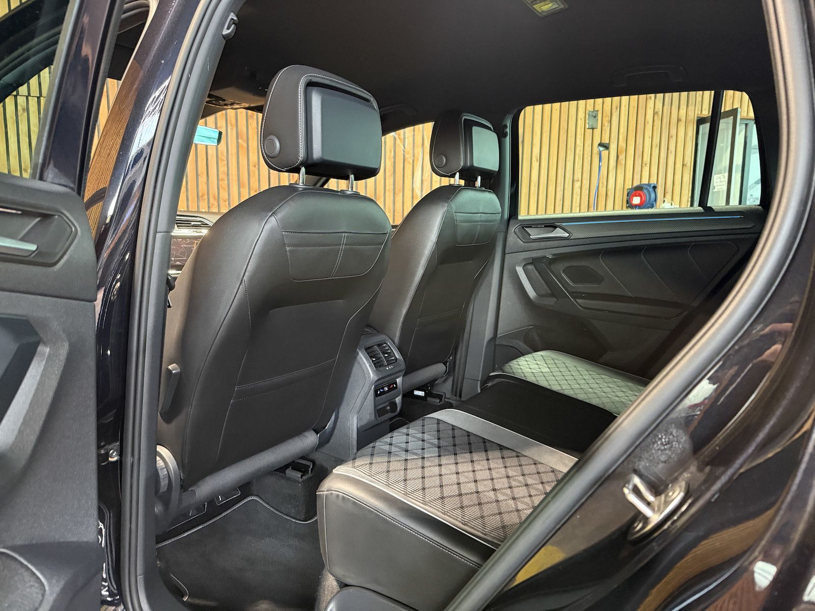 Fahrzeugabbildung Volkswagen Tiguan TSI DSG R-Line *Navi*ACC*LED*AHK*Keyless*