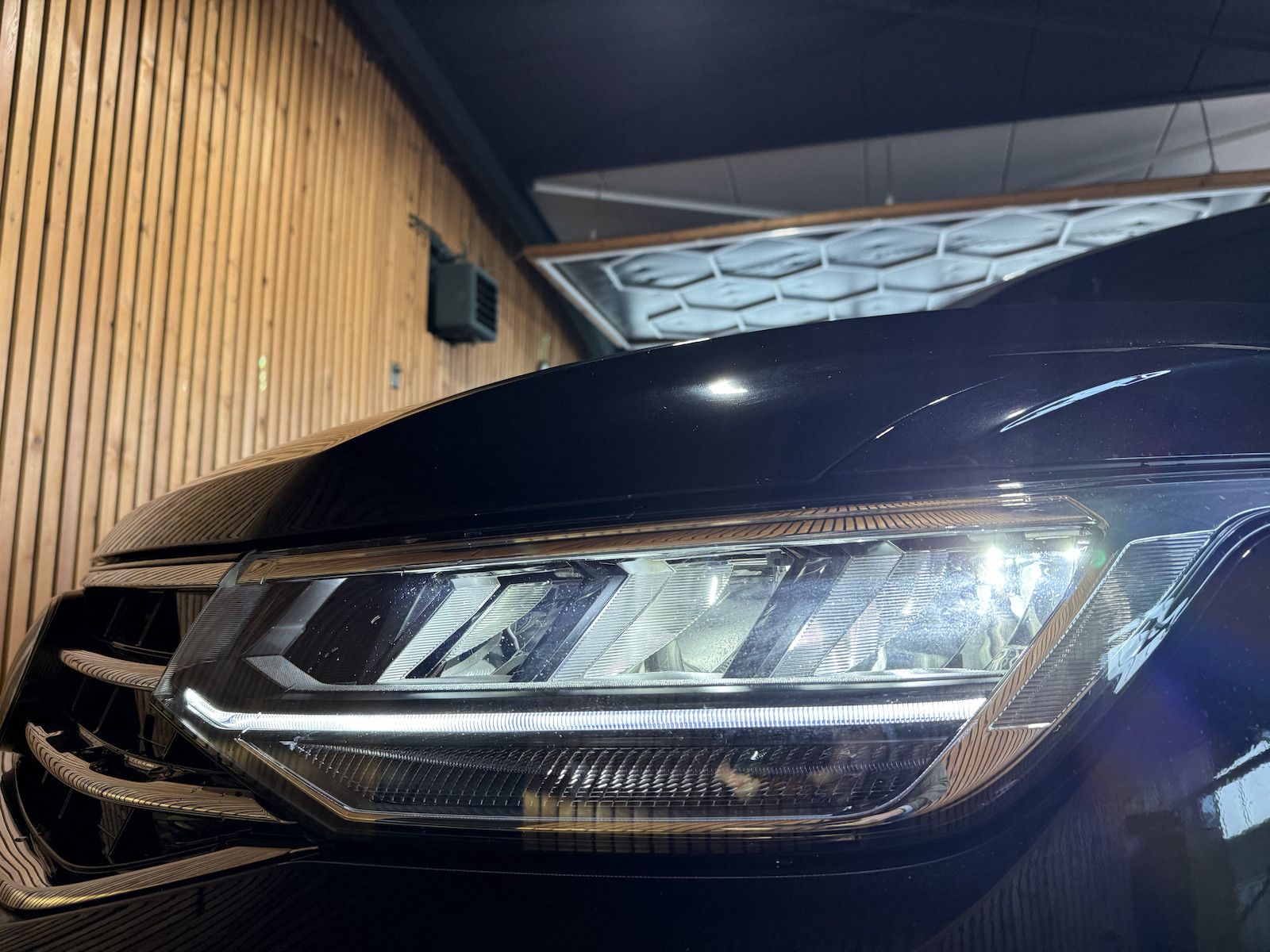 Fahrzeugabbildung Volkswagen Tiguan TSI DSG R-Line *Navi*ACC*LED*AHK*Keyless*