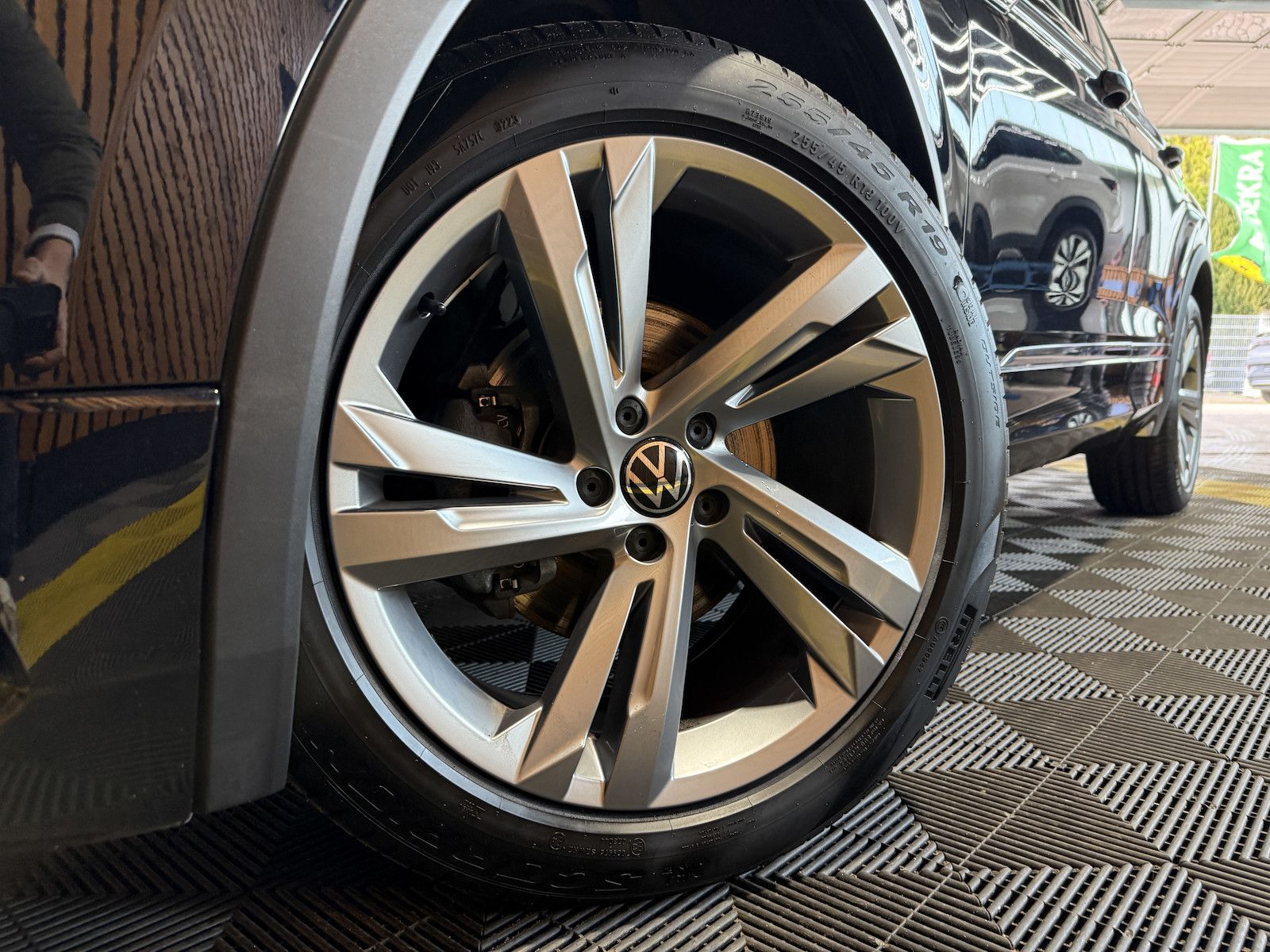 Fahrzeugabbildung Volkswagen Tiguan TSI DSG R-Line *Navi*ACC*LED*AHK*Keyless*