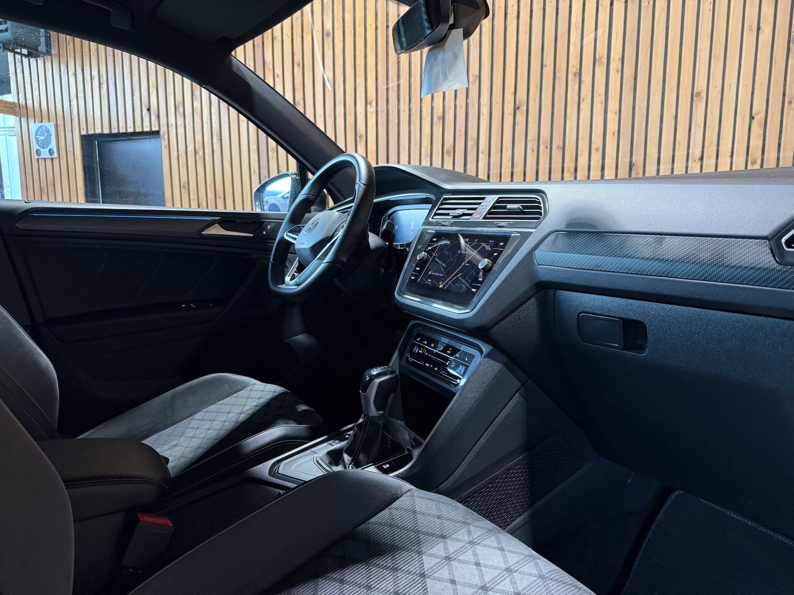 Fahrzeugabbildung Volkswagen Tiguan TSI DSG R-Line *Navi*ACC*LED*AHK*Keyless*