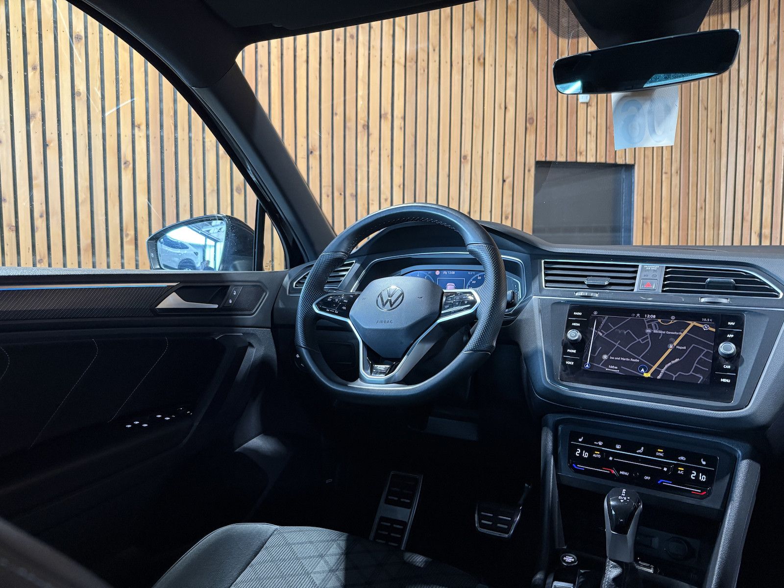 Fahrzeugabbildung Volkswagen Tiguan TSI DSG R-Line *Navi*ACC*LED*AHK*Keyless*