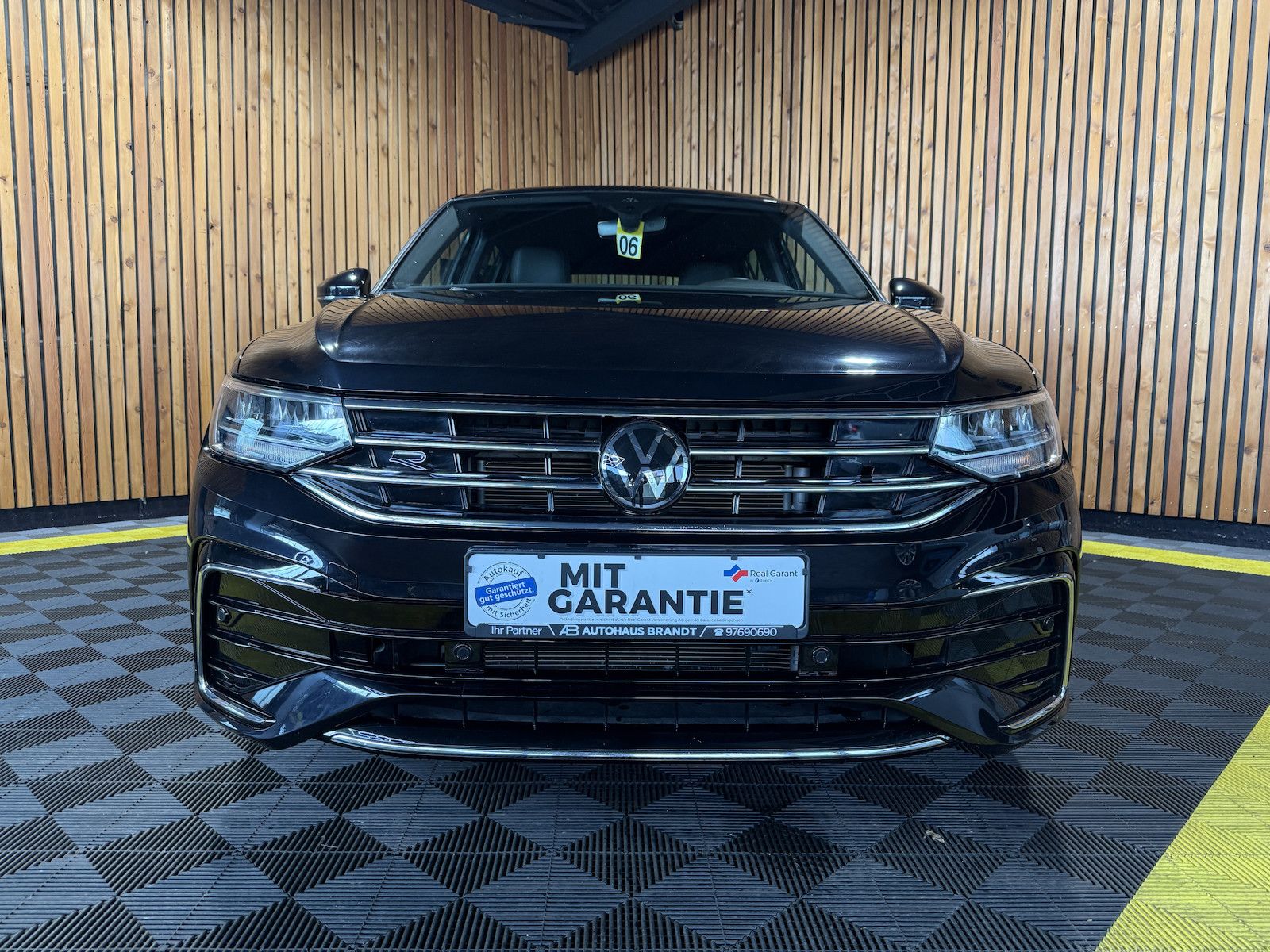 Fahrzeugabbildung Volkswagen Tiguan TSI DSG R-Line *Navi*ACC*LED*AHK*Keyless*