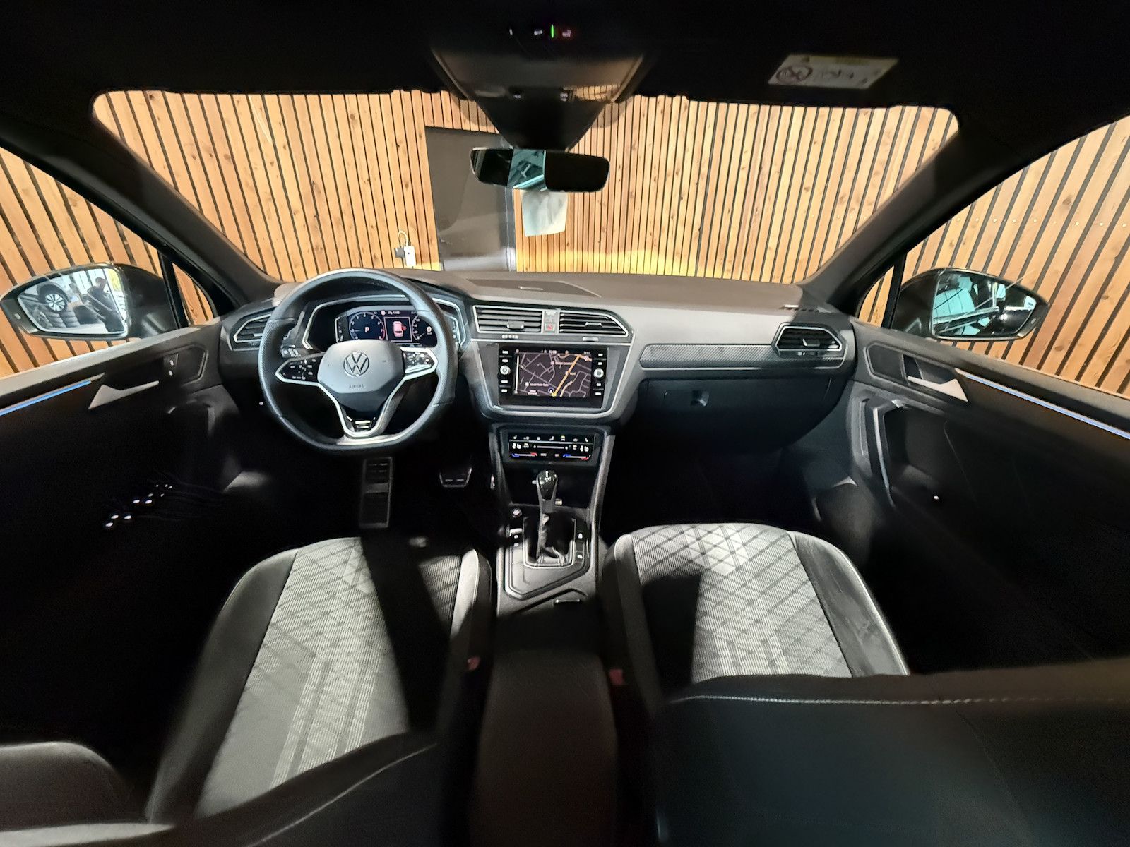 Fahrzeugabbildung Volkswagen Tiguan TSI DSG R-Line *Navi*ACC*LED*AHK*Keyless*