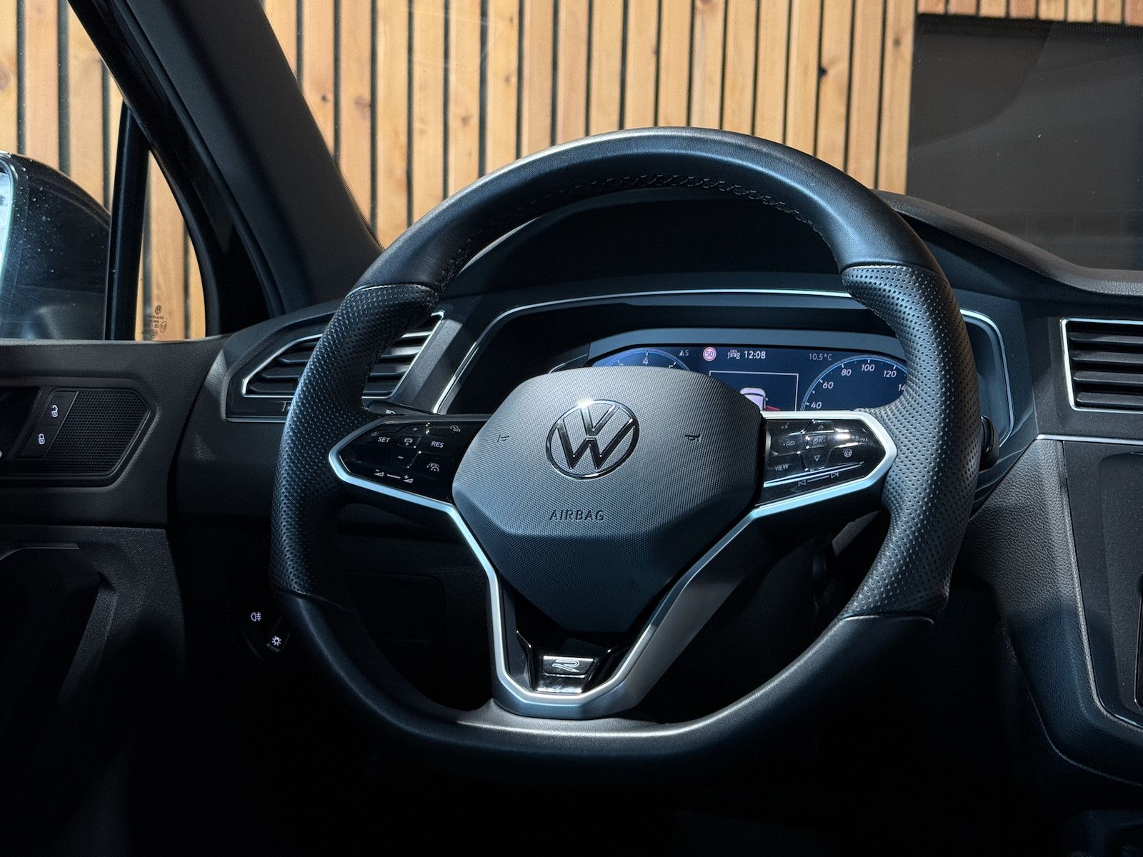 Fahrzeugabbildung Volkswagen Tiguan TSI DSG R-Line *Navi*ACC*LED*AHK*Keyless*