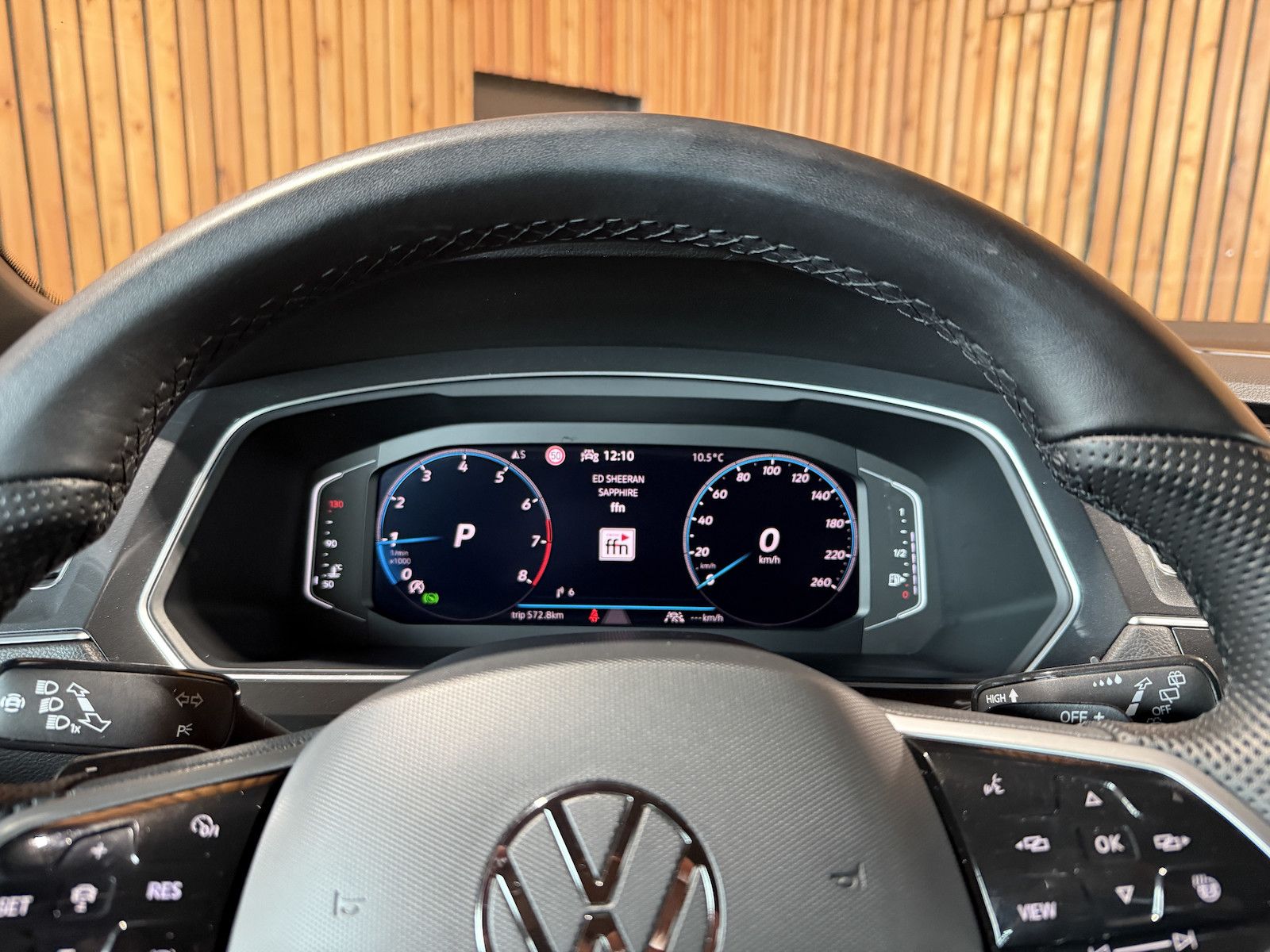 Fahrzeugabbildung Volkswagen Tiguan TSI DSG R-Line *Navi*ACC*LED*AHK*Keyless*