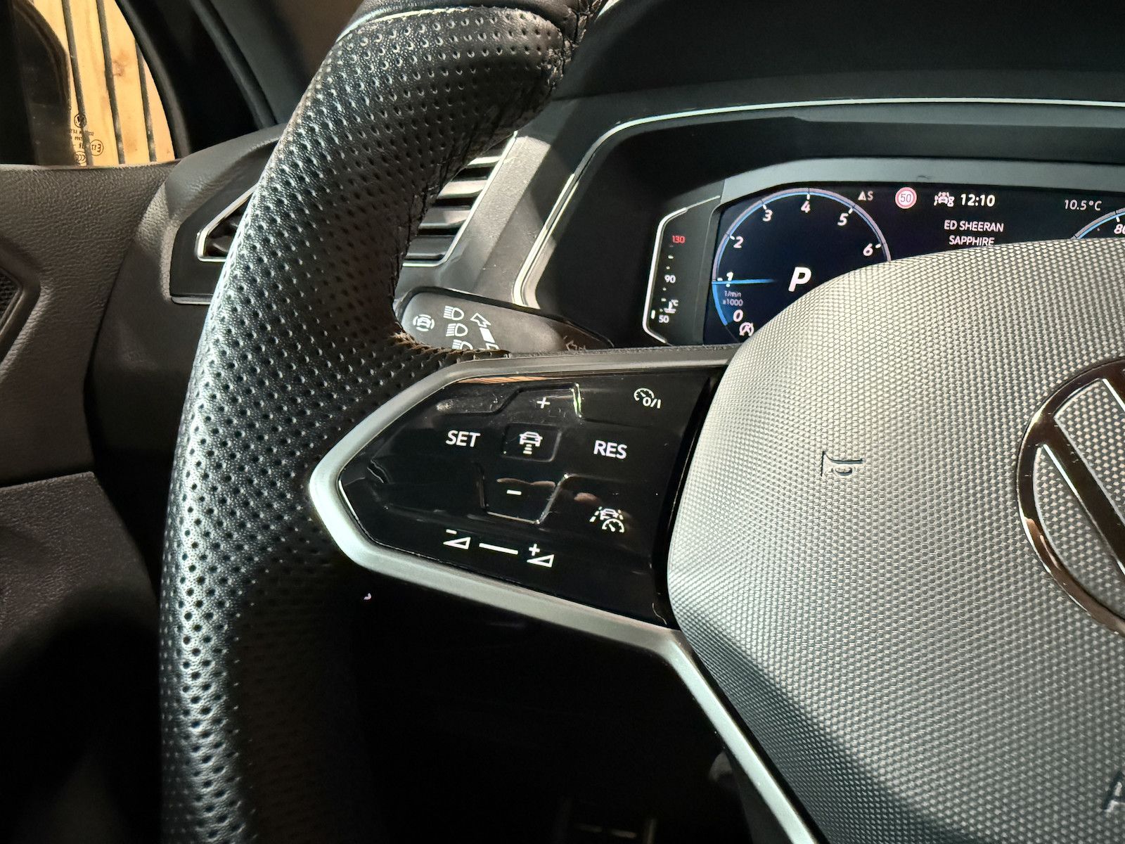 Fahrzeugabbildung Volkswagen Tiguan TSI DSG R-Line *Navi*ACC*LED*AHK*Keyless*