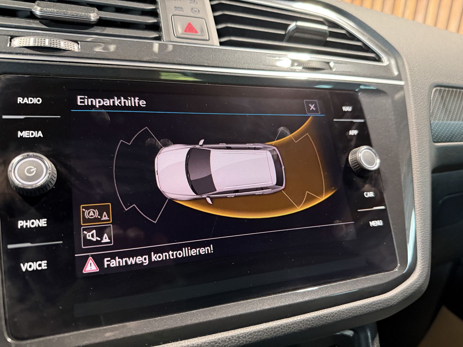 Fahrzeugabbildung Volkswagen Tiguan TSI DSG R-Line *Navi*ACC*LED*AHK*Keyless*