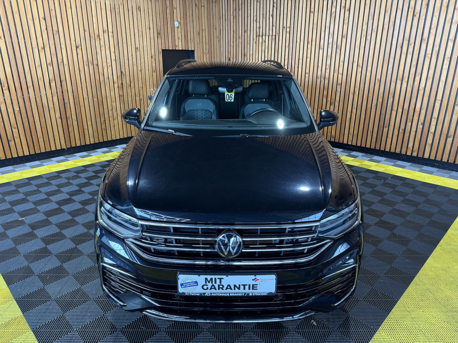 Fahrzeugabbildung Volkswagen Tiguan TSI DSG R-Line *Navi*ACC*LED*AHK*Keyless*