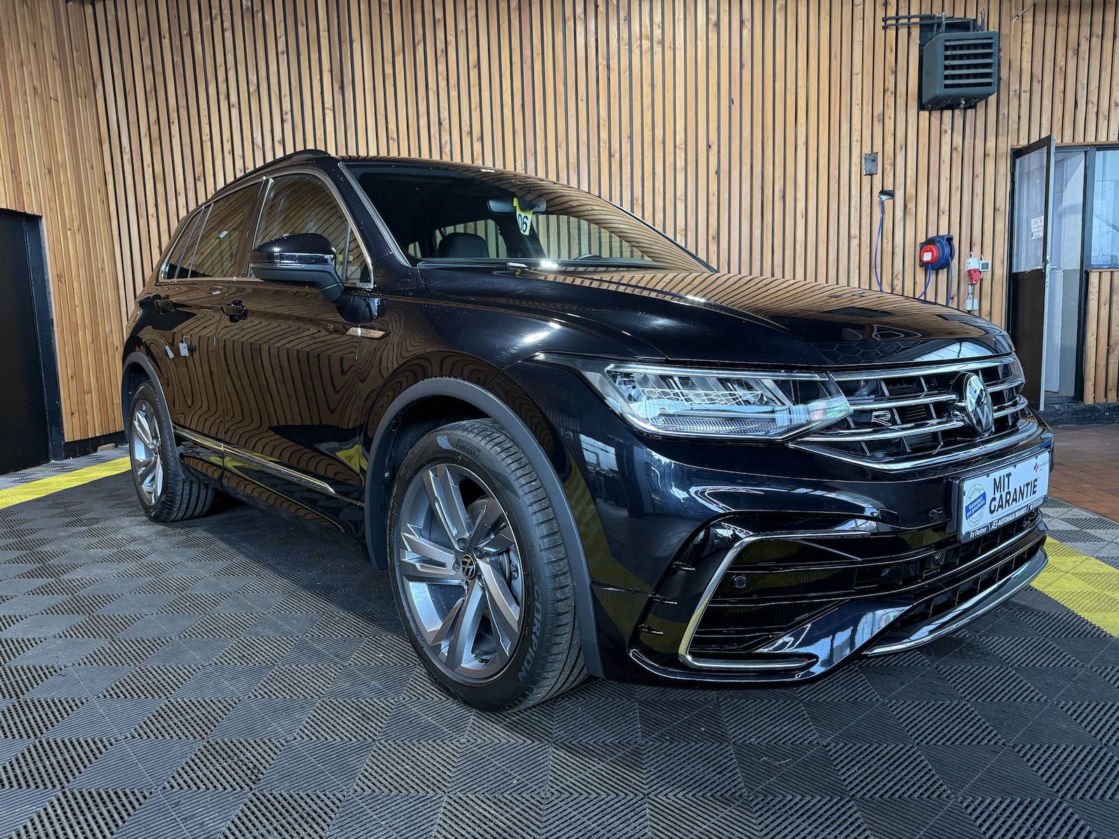 Fahrzeugabbildung Volkswagen Tiguan TSI DSG R-Line *Navi*ACC*LED*AHK*Keyless*