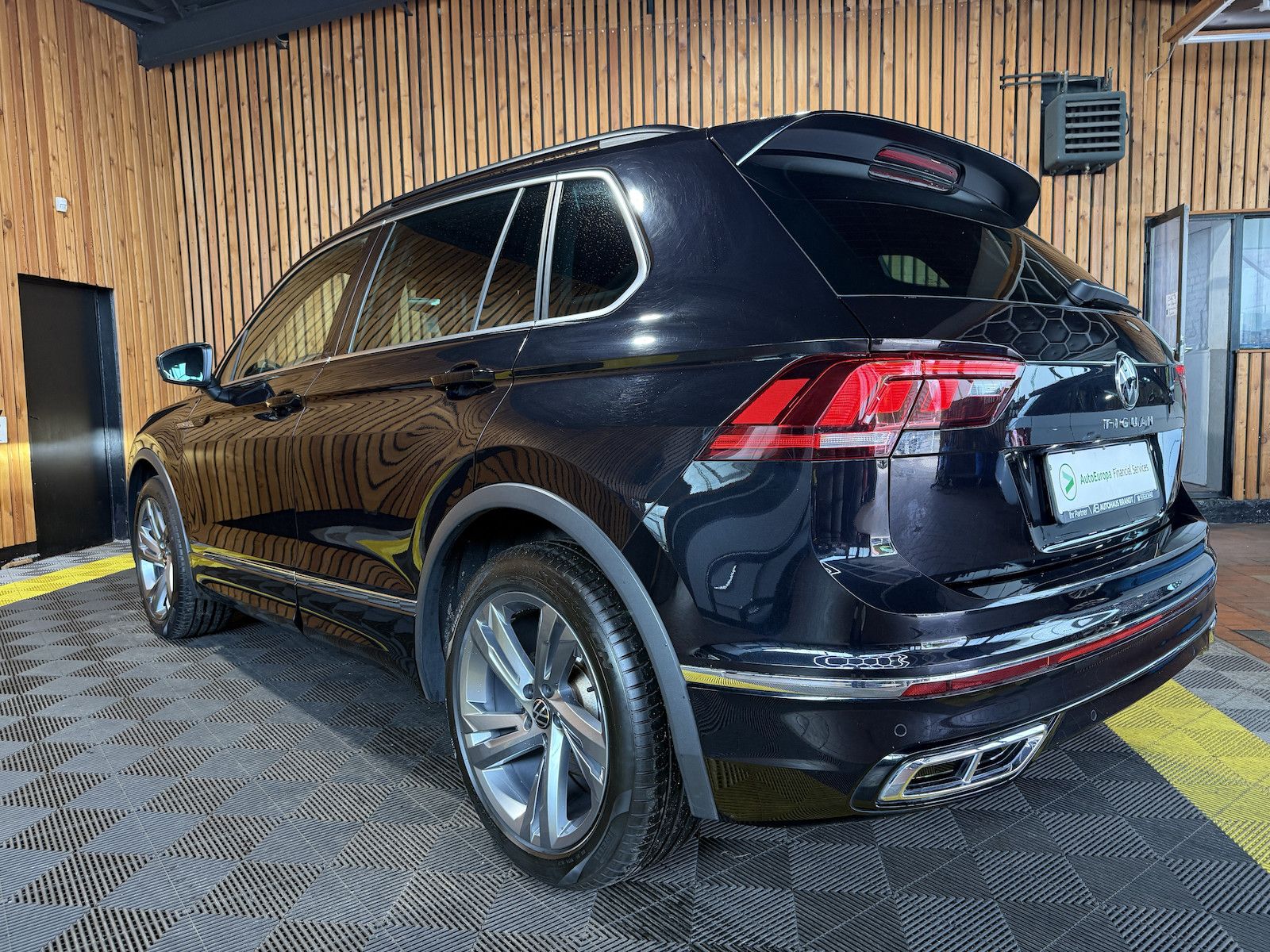 Fahrzeugabbildung Volkswagen Tiguan TSI DSG R-Line *Navi*ACC*LED*AHK*Keyless*