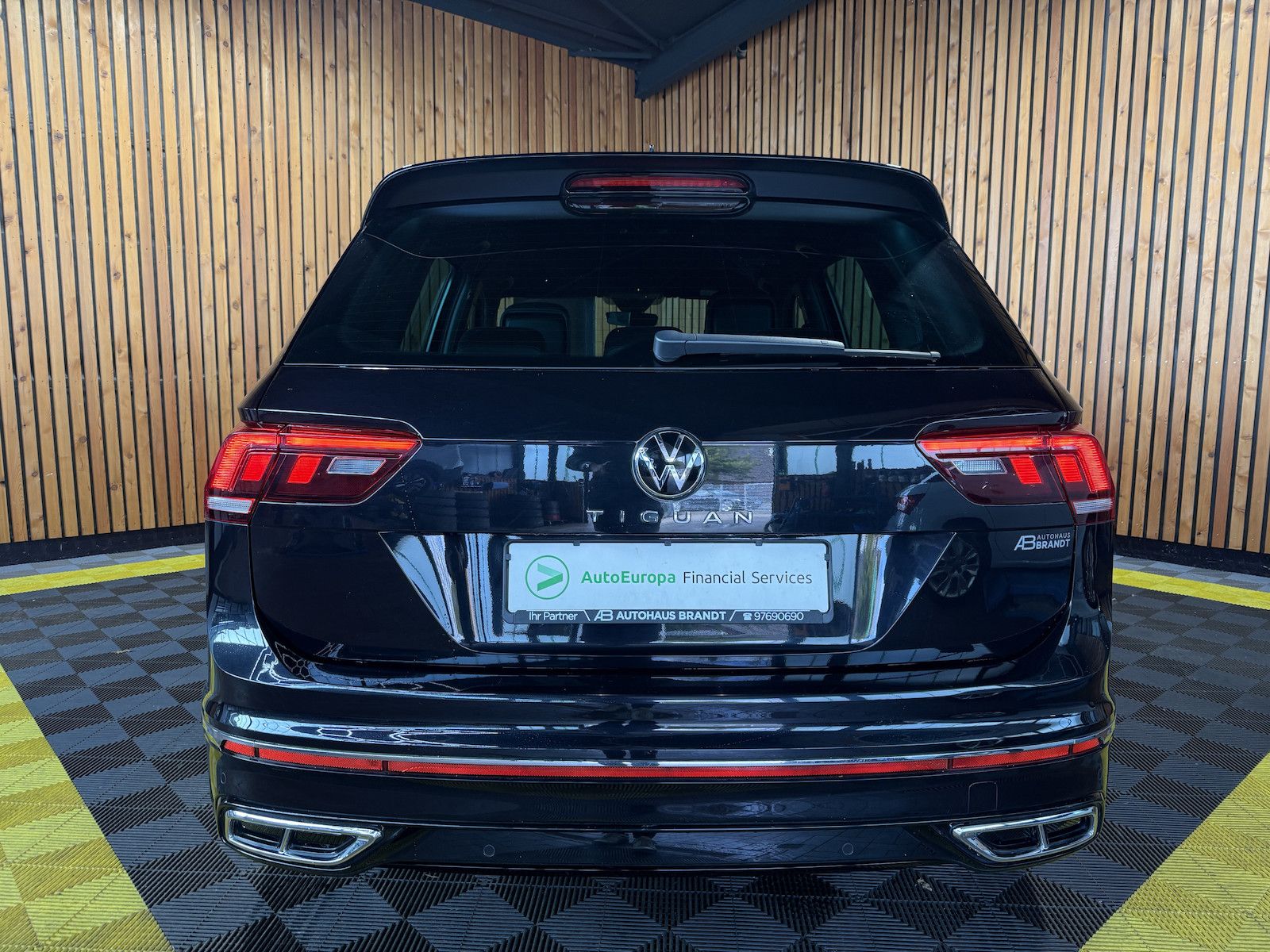 Fahrzeugabbildung Volkswagen Tiguan TSI DSG R-Line *Navi*ACC*LED*AHK*Keyless*