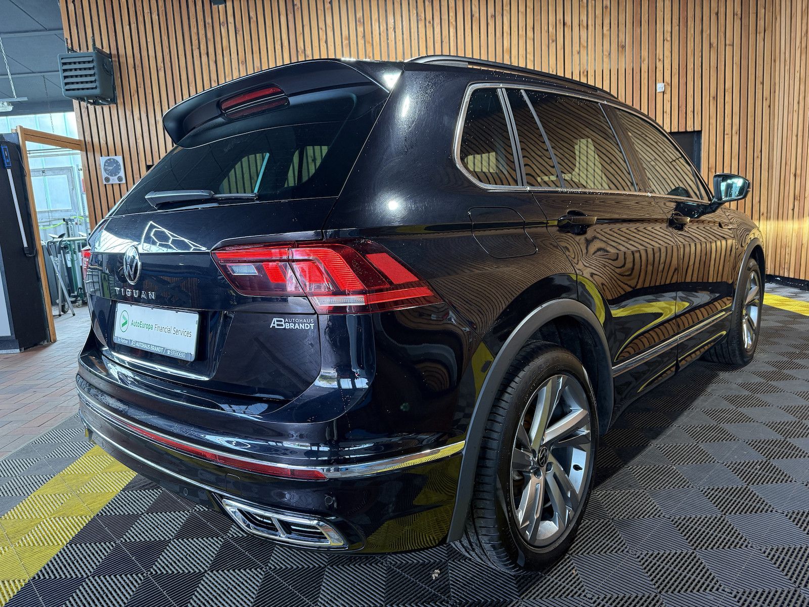 Fahrzeugabbildung Volkswagen Tiguan TSI DSG R-Line *Navi*ACC*LED*AHK*Keyless*