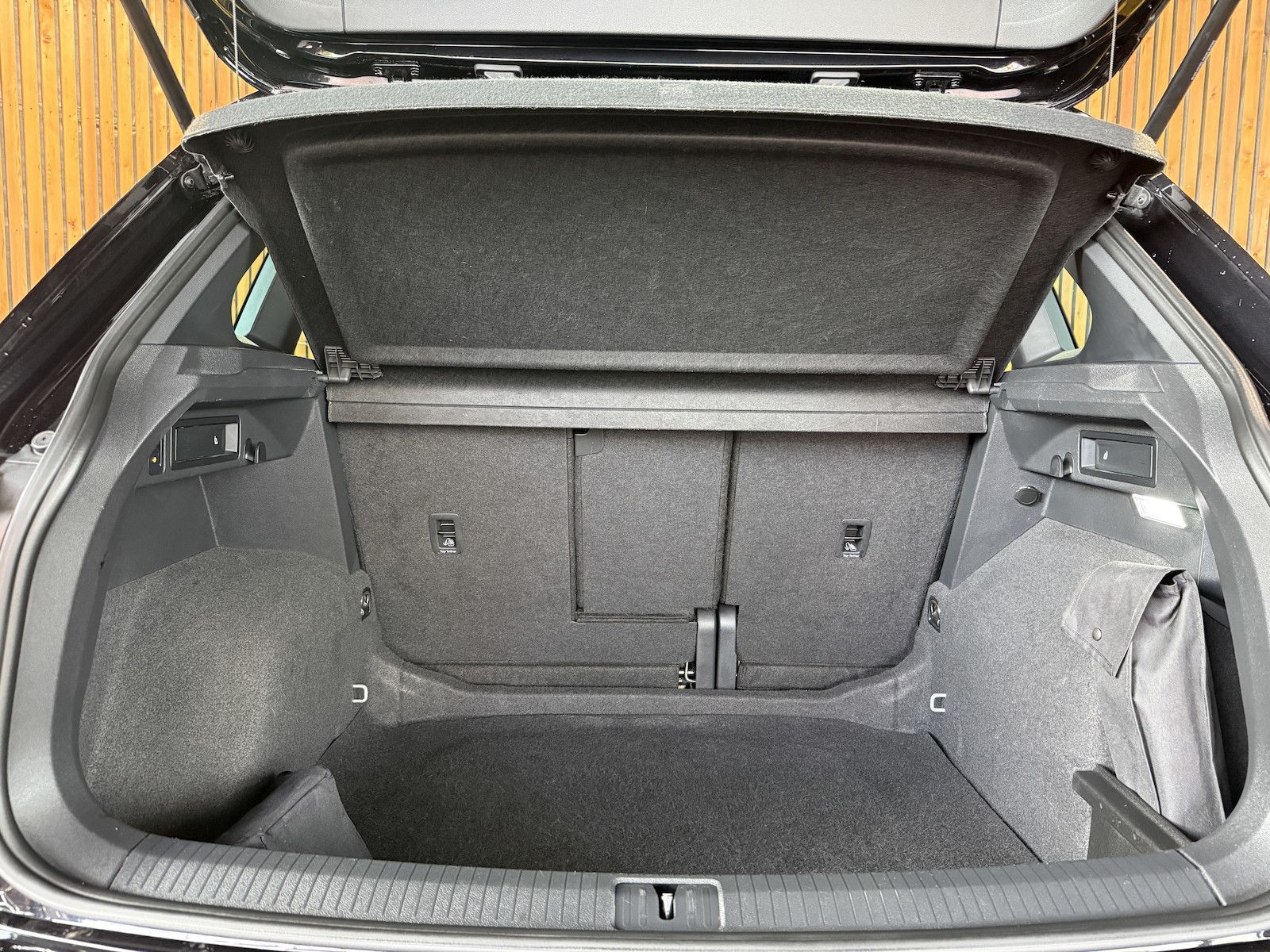 Fahrzeugabbildung Volkswagen Tiguan TSI DSG R-Line *Navi*ACC*LED*AHK*Keyless*