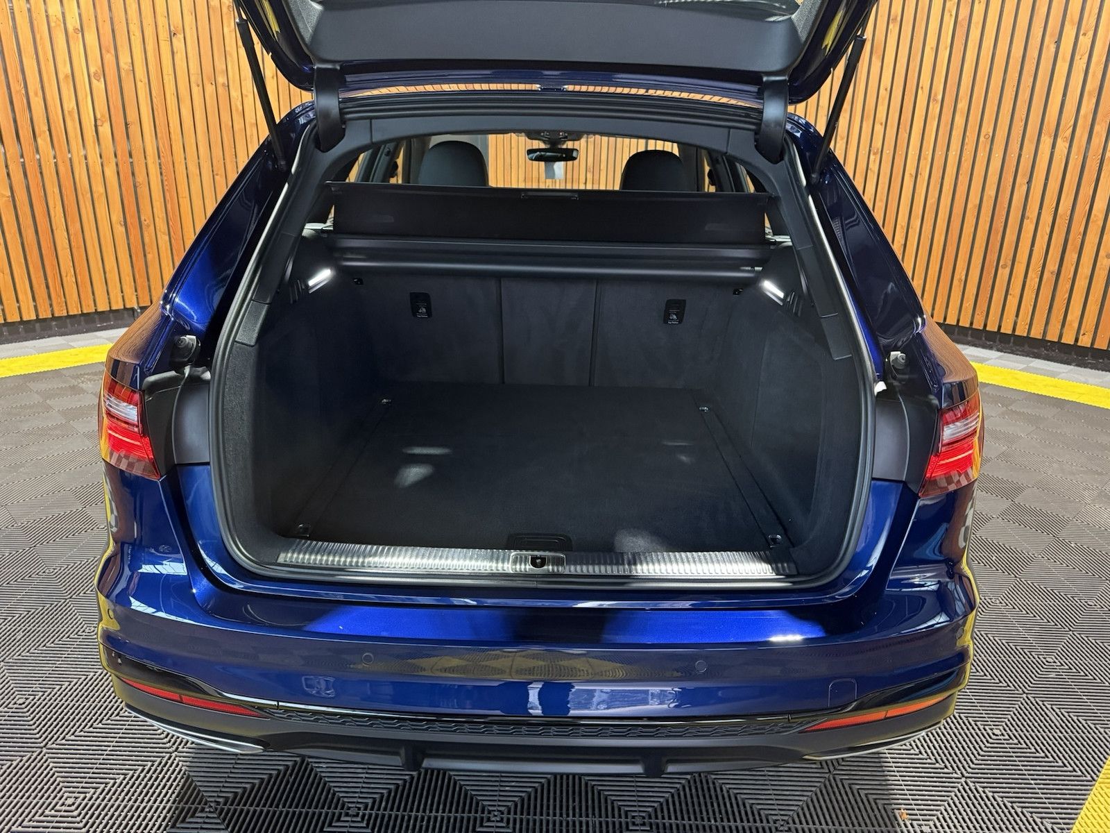 Fahrzeugabbildung Audi A4 Avant 2,0TFSI S Line*Black*ACC*Kam*Virt*Leder