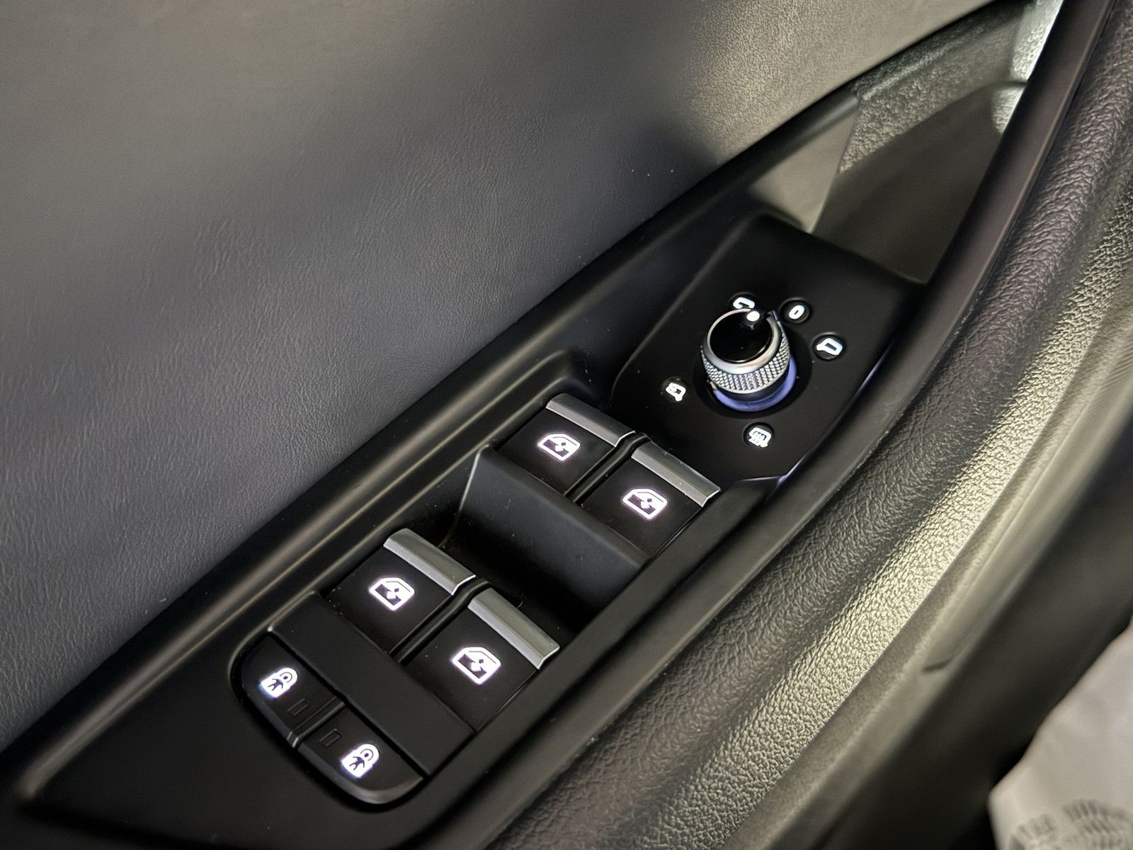 Fahrzeugabbildung Audi A4 Avant 2,0TFSI S Line*Black*ACC*Kam*Virt*Leder