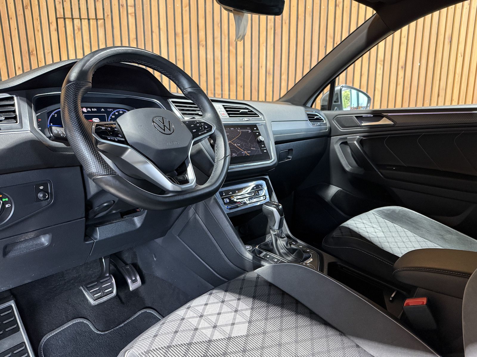 Fahrzeugabbildung Volkswagen Tiguan Allspace 2,0TDI R-Line 4M Matrix*AHK*Pano