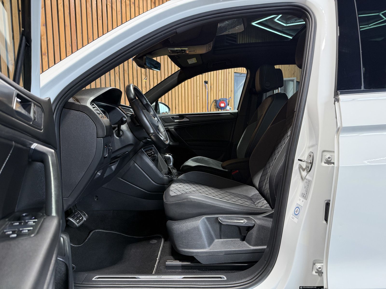 Fahrzeugabbildung Volkswagen Tiguan Allspace 2,0TDI R-Line 4M Matrix*AHK*Pano