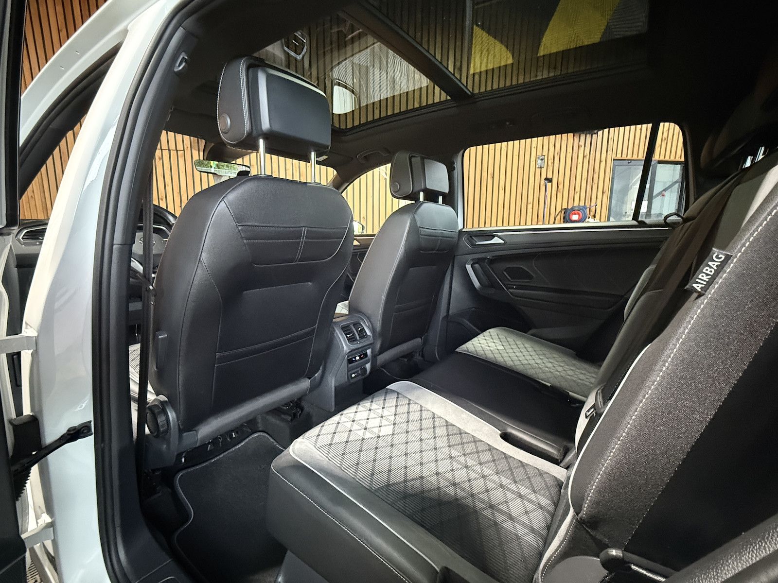 Fahrzeugabbildung Volkswagen Tiguan Allspace 2,0TDI R-Line 4M Matrix*AHK*Pano