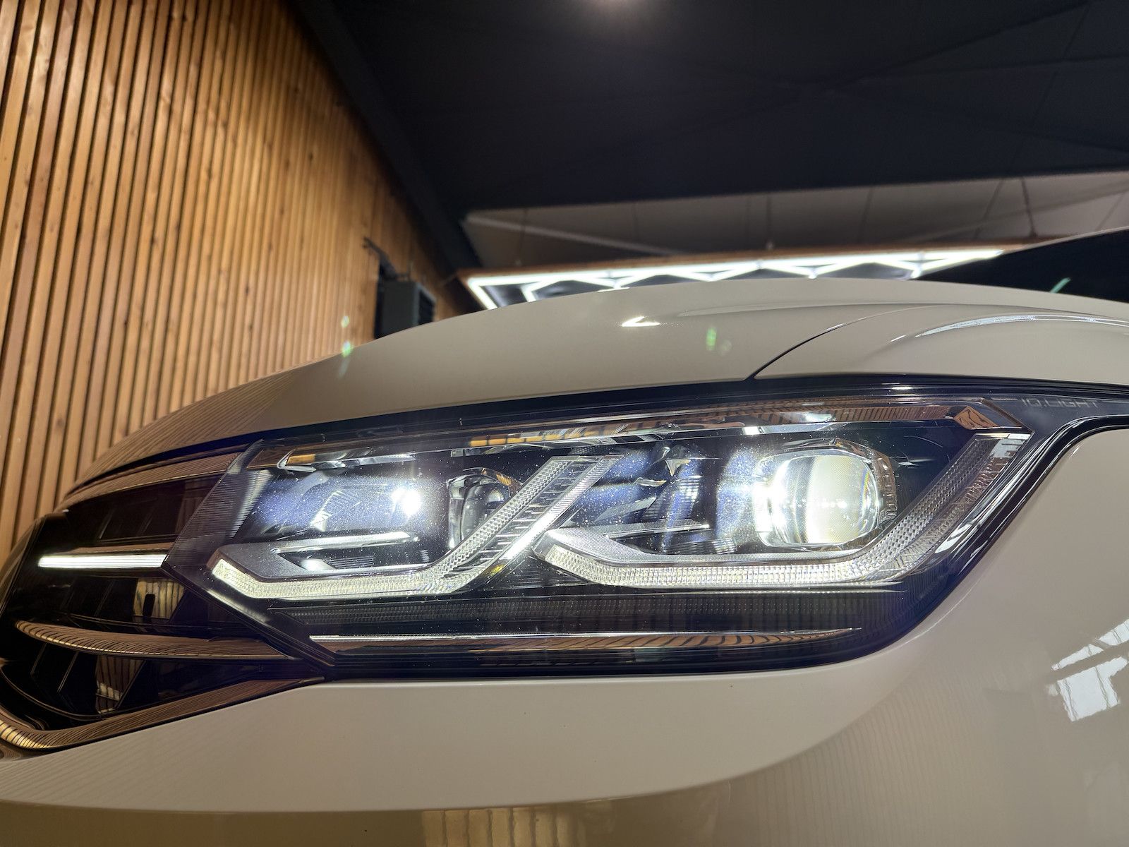 Fahrzeugabbildung Volkswagen Tiguan Allspace 2,0TDI R-Line 4M Matrix*AHK*Pano