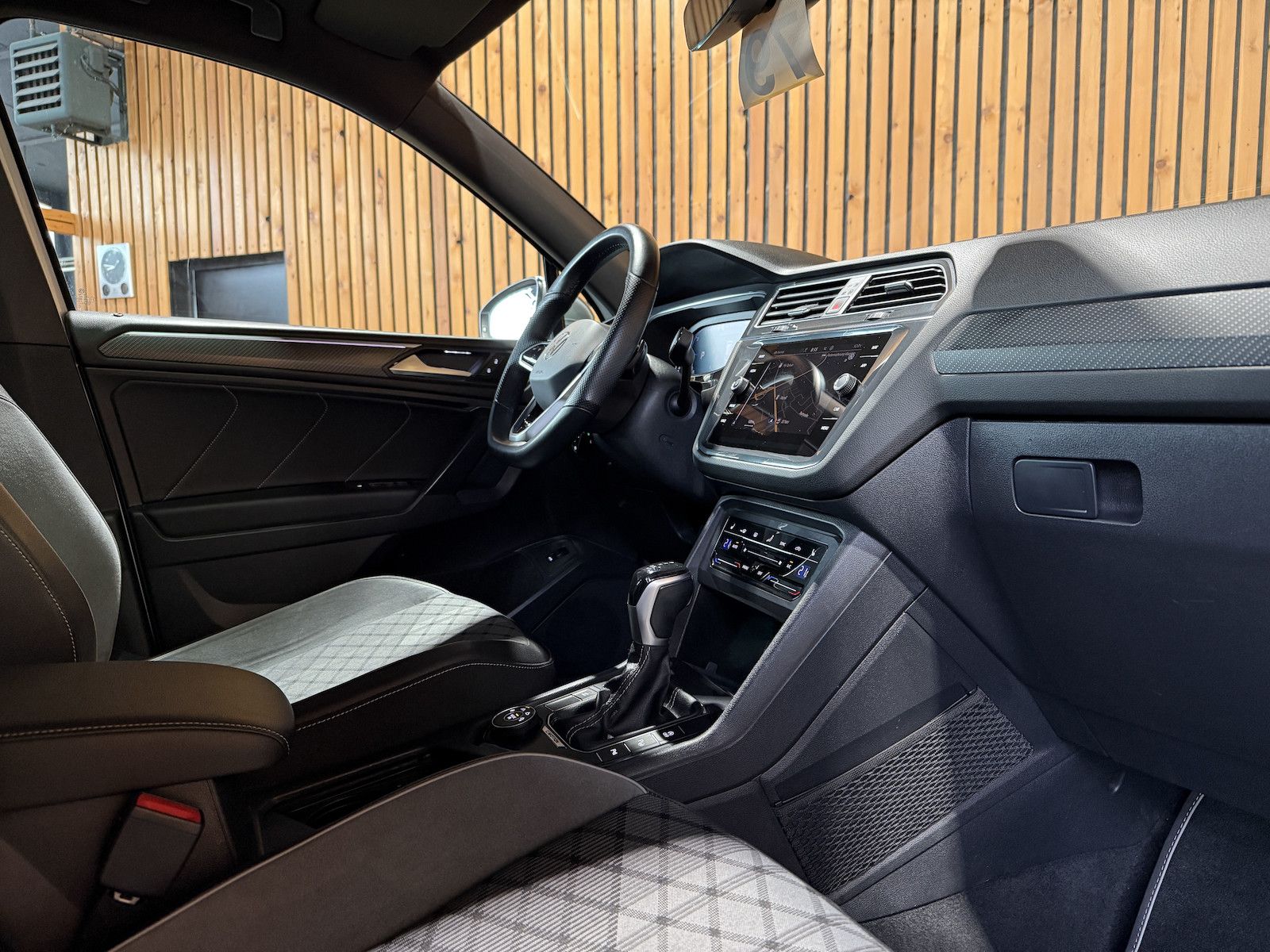 Fahrzeugabbildung Volkswagen Tiguan Allspace 2,0TDI R-Line 4M Matrix*AHK*Pano