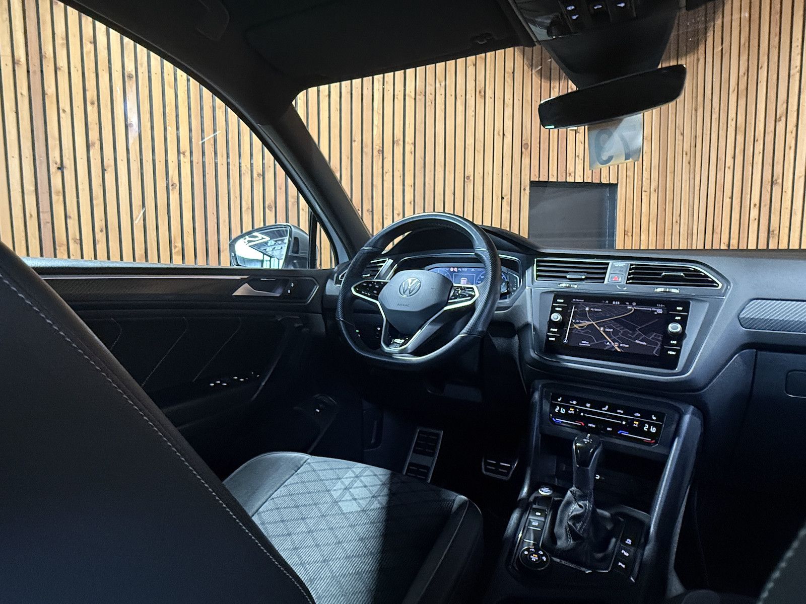 Fahrzeugabbildung Volkswagen Tiguan Allspace 2,0TDI R-Line 4M Matrix*AHK*Pano